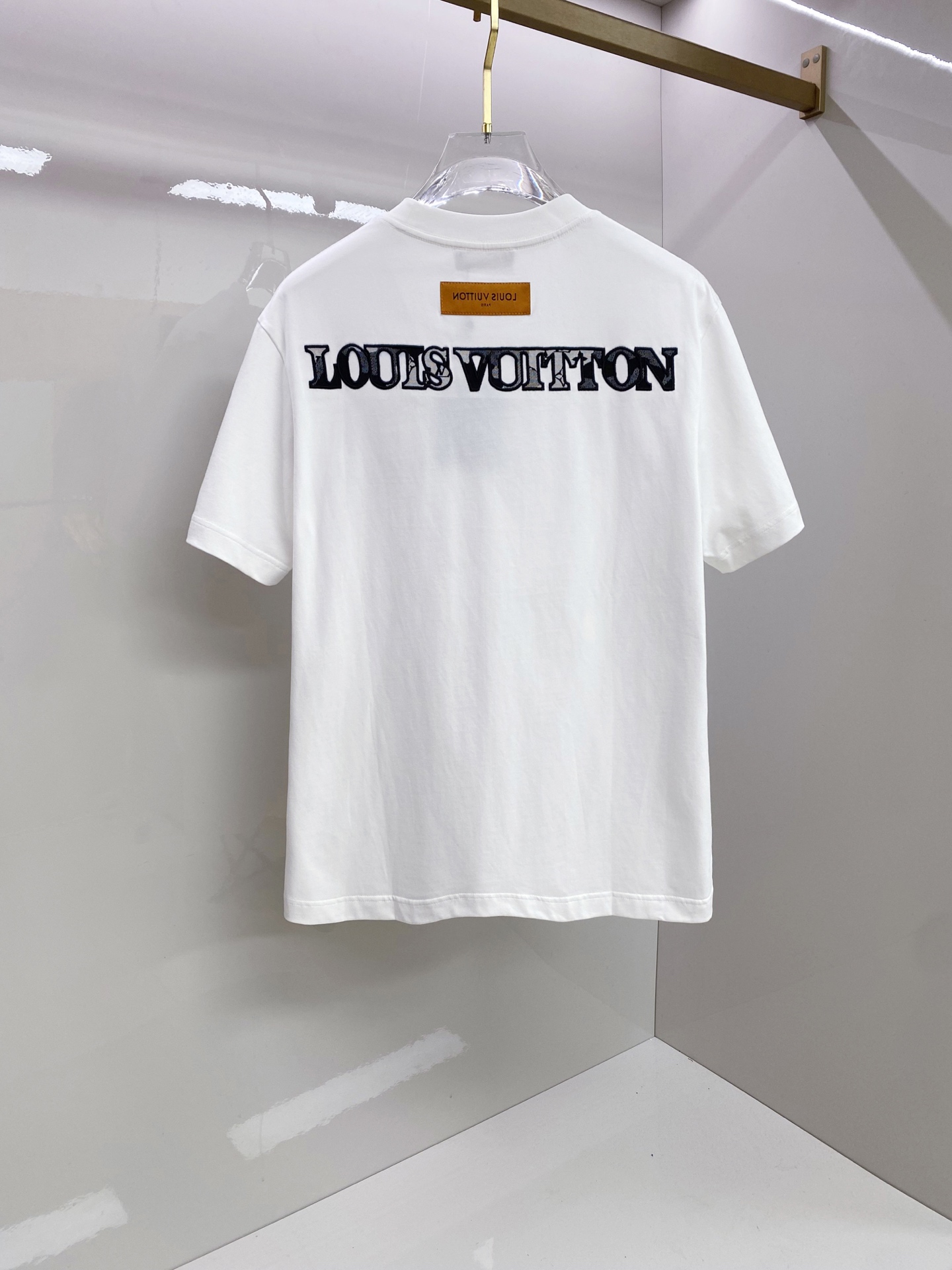 LV 2026ss 春夏新款首发专柜最新款短袖圆领T恤 高端订制 设计前卫时尚！品牌logo重工艺设计 