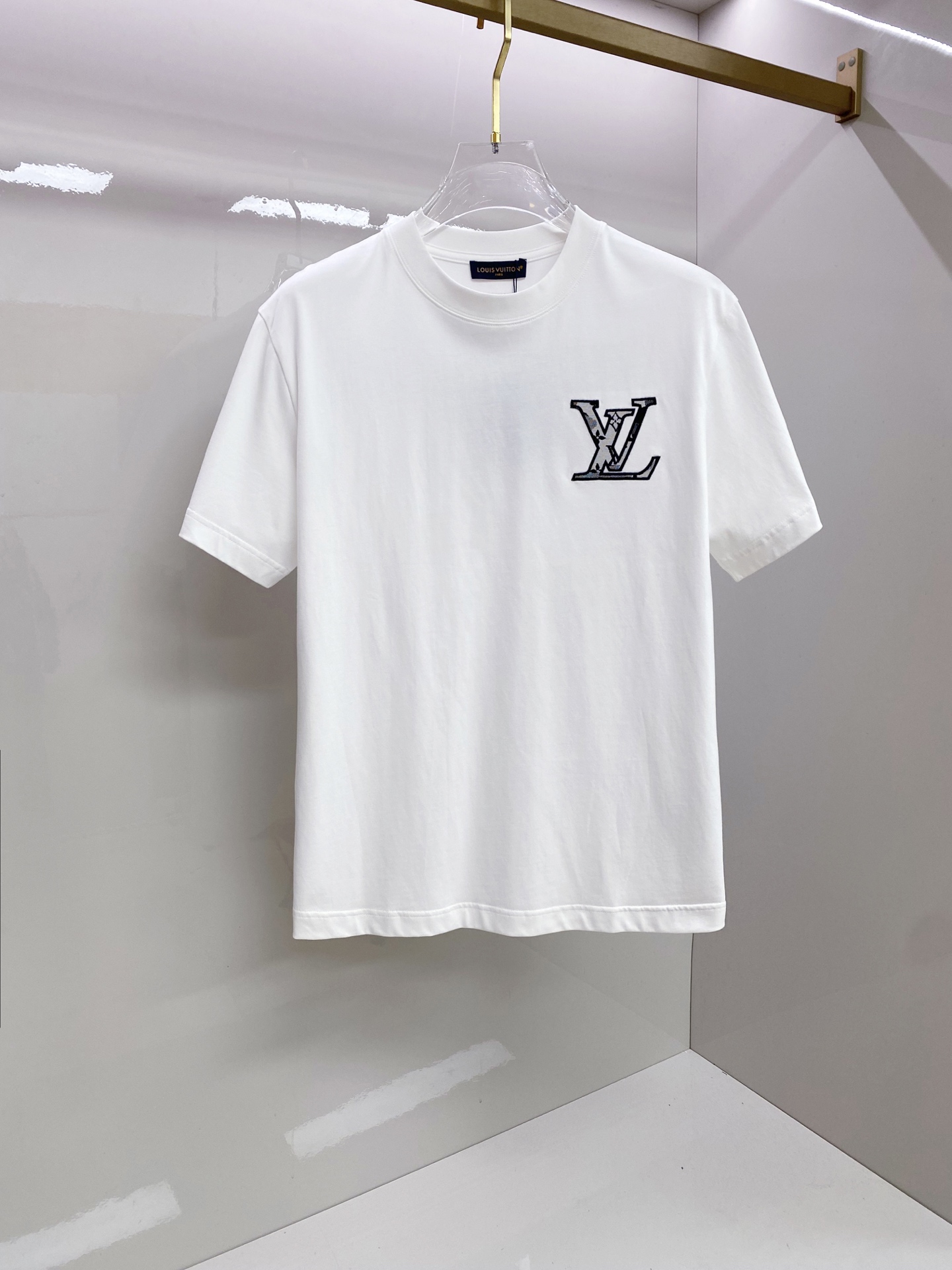 LV 2026ss 春夏新款首发专柜最新款短袖圆领T恤 高端订制 设计前卫时尚！品牌logo重工艺设计 