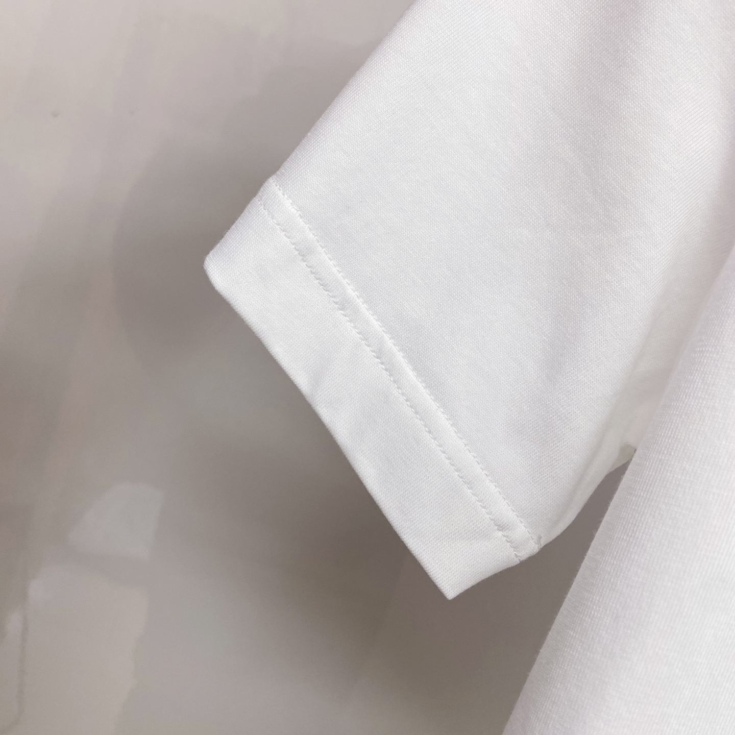 LV 2026ss 春夏新款首发专柜最新款短袖圆领T恤 高端订制 设计前卫时尚！品牌logo重工艺设计 