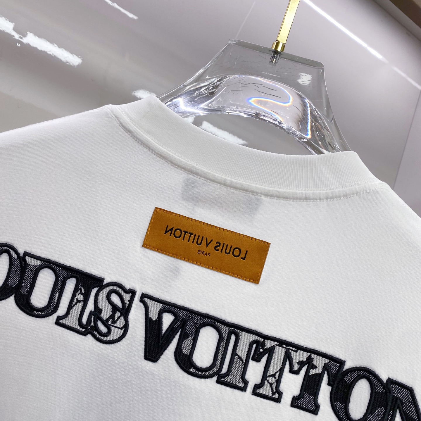 LV 2026ss 春夏新款首发专柜最新款短袖圆领T恤 高端订制 设计前卫时尚！品牌logo重工艺设计 