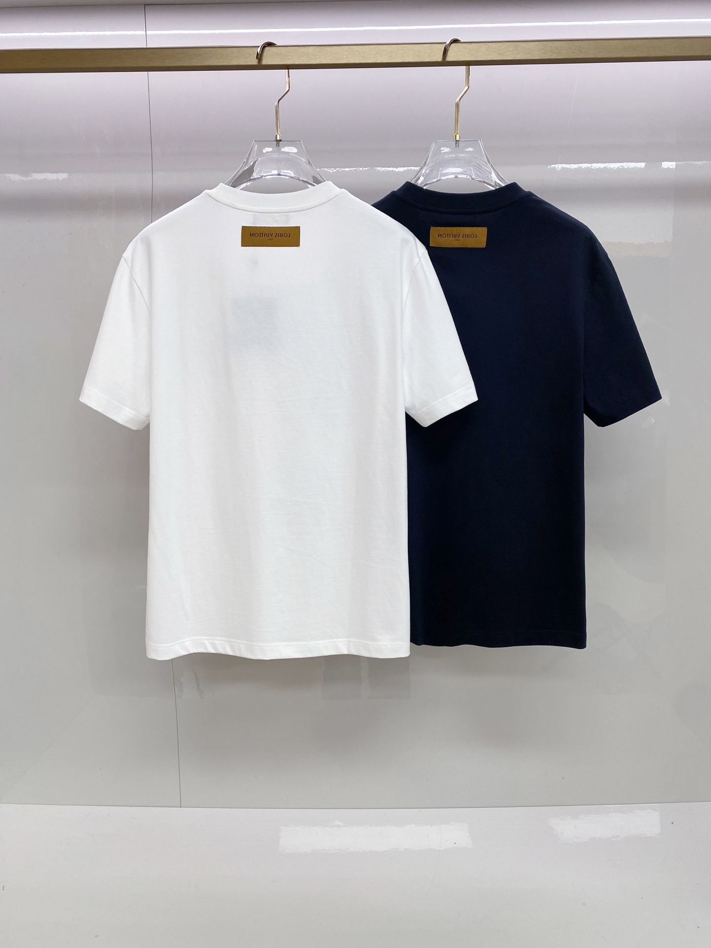 LV 2026ss 春夏新款首发专柜最新款短袖圆领T恤 高端订制 设计前卫时尚！品牌logo重工艺设计 