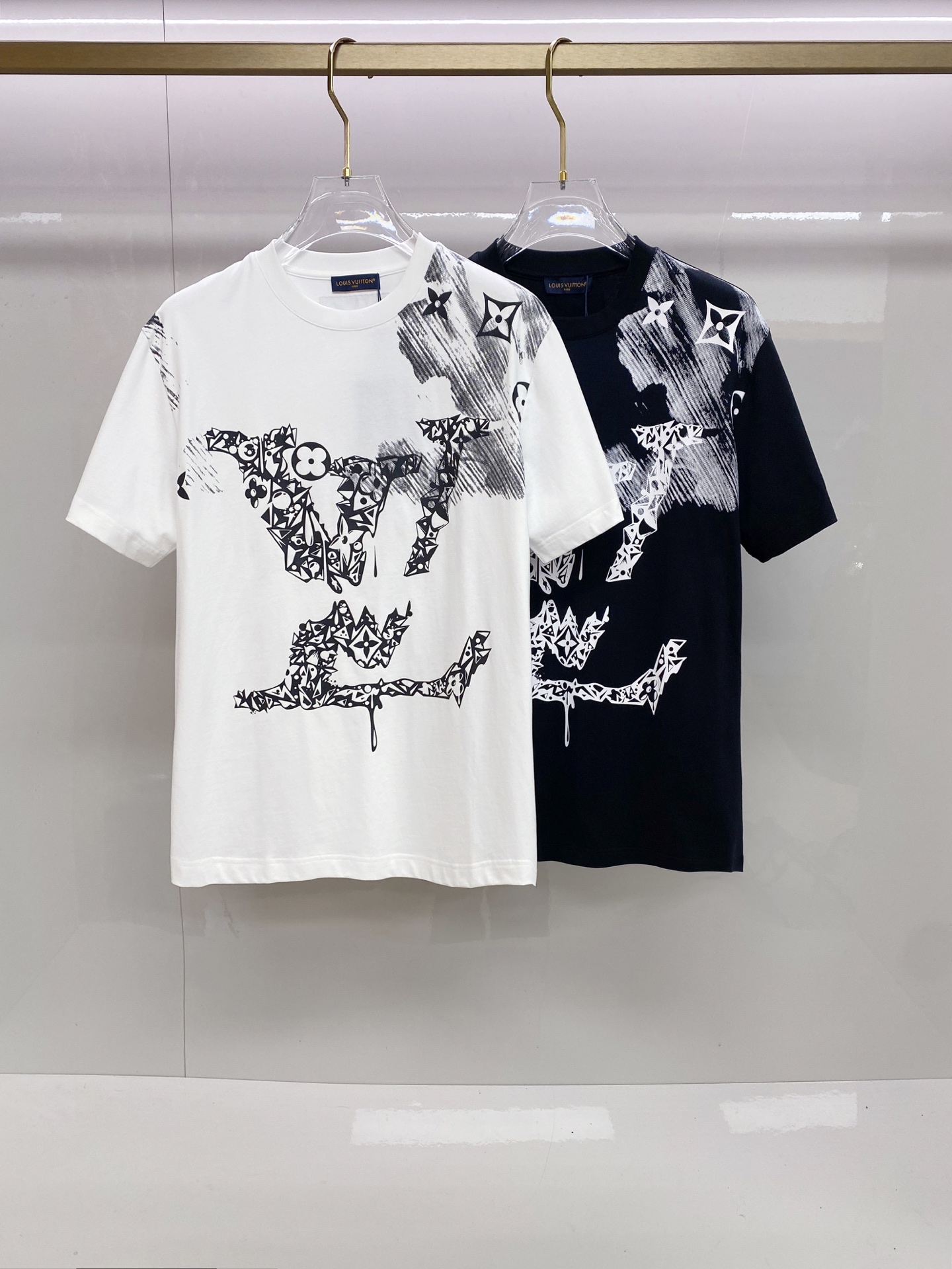 LV 2026ss 春夏新款首发专柜最新款短袖圆领T恤 高端订制 设计前卫时尚！品牌logo重工艺设计 
