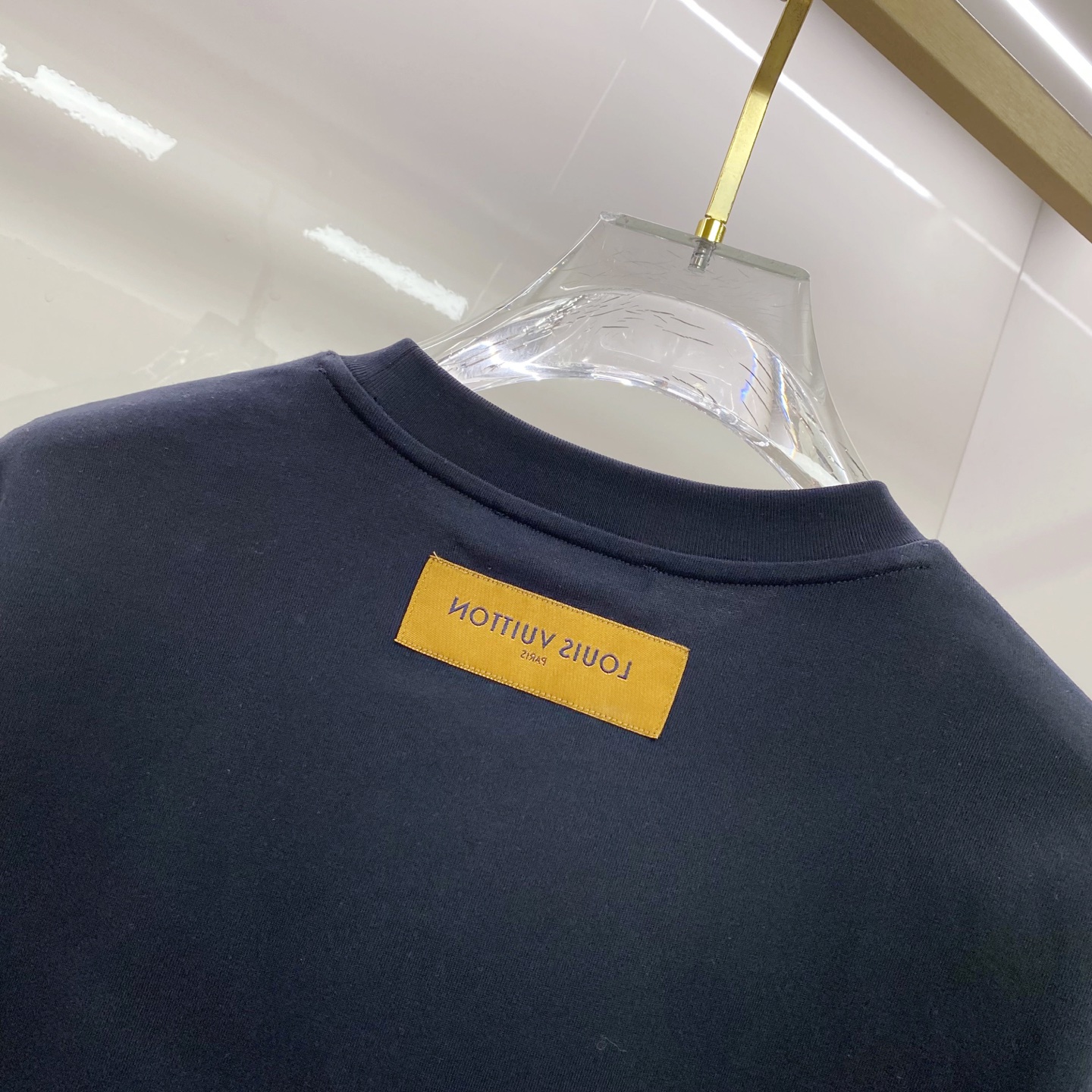 LV 2026ss 春夏新款首发专柜最新款短袖圆领T恤 高端订制 设计前卫时尚！品牌logo重工艺设计 