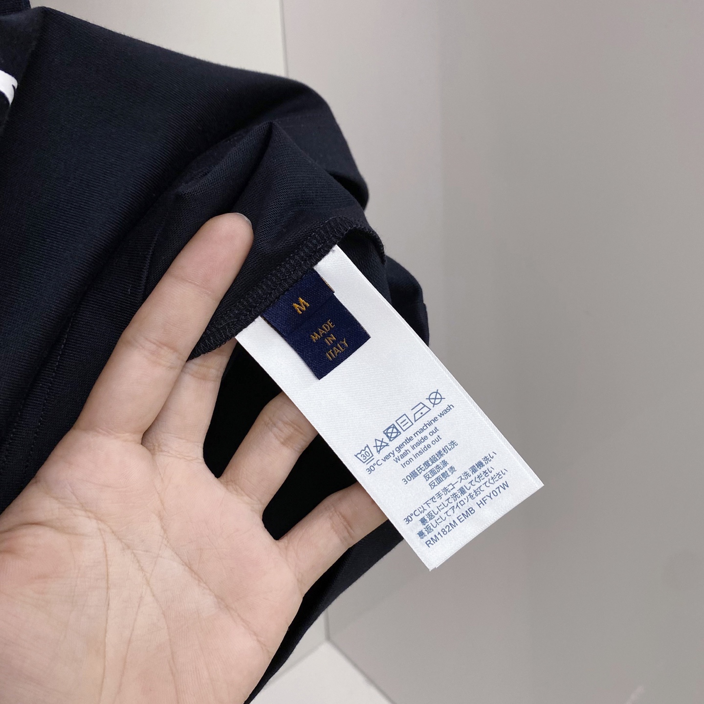 LV 2026ss 春夏新款首发专柜最新款短袖圆领T恤 高端订制 设计前卫时尚！品牌logo重工艺设计 