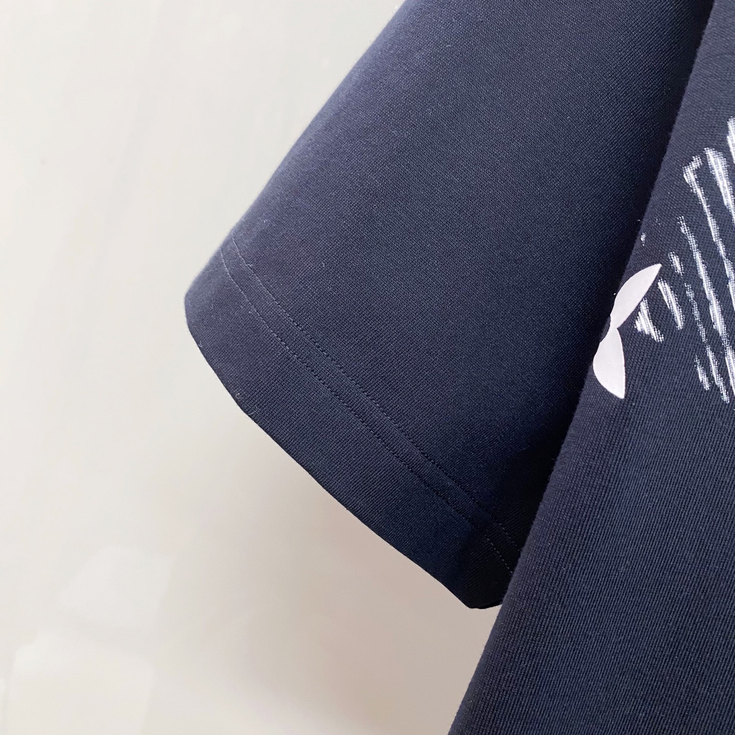 LV 2026ss 春夏新款首发专柜最新款短袖圆领T恤 高端订制 设计前卫时尚！品牌logo重工艺设计 