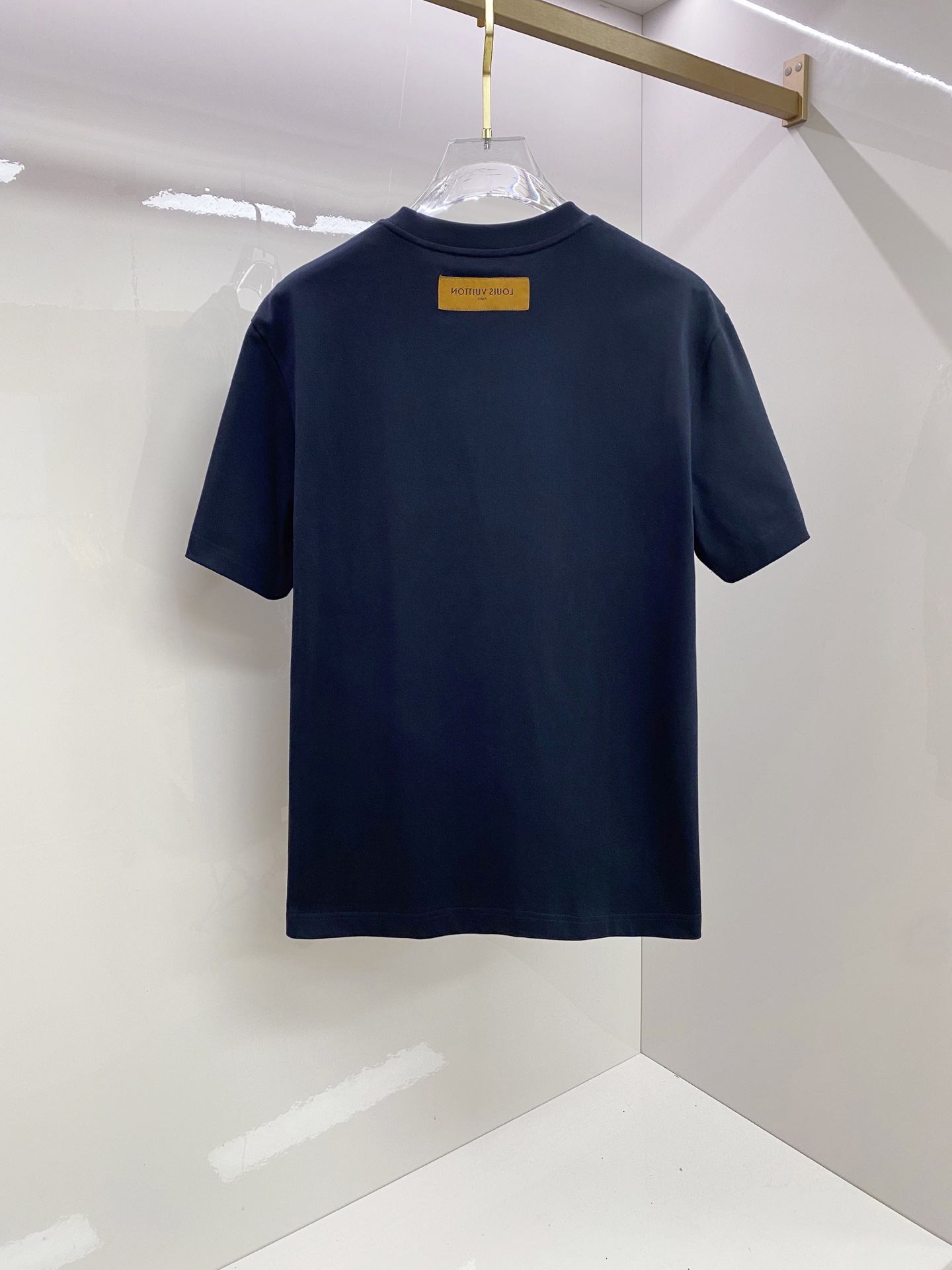 LV 2026ss 春夏新款首发专柜最新款短袖圆领T恤 高端订制 设计前卫时尚！品牌logo重工艺设计 