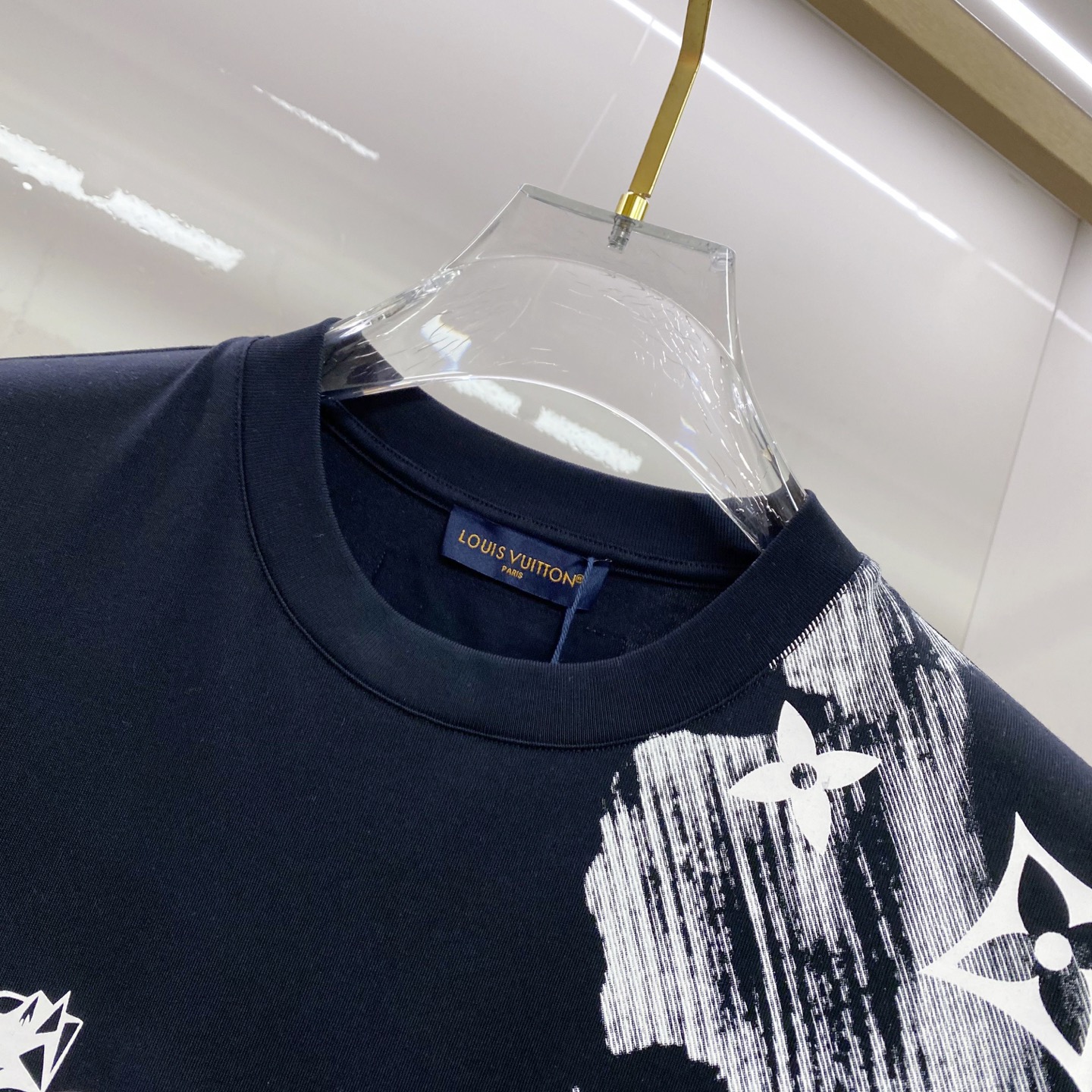 LV 2026ss 春夏新款首发专柜最新款短袖圆领T恤 高端订制 设计前卫时尚！品牌logo重工艺设计 