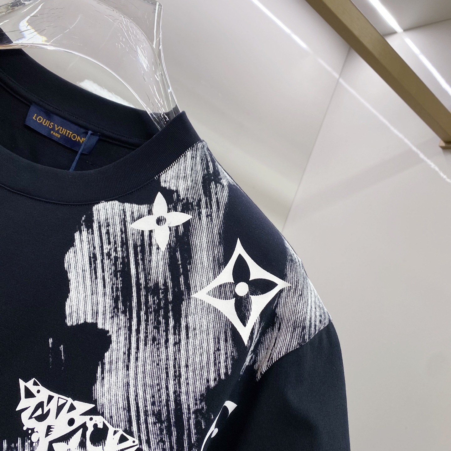 LV 2026ss 春夏新款首发专柜最新款短袖圆领T恤 高端订制 设计前卫时尚！品牌logo重工艺设计 