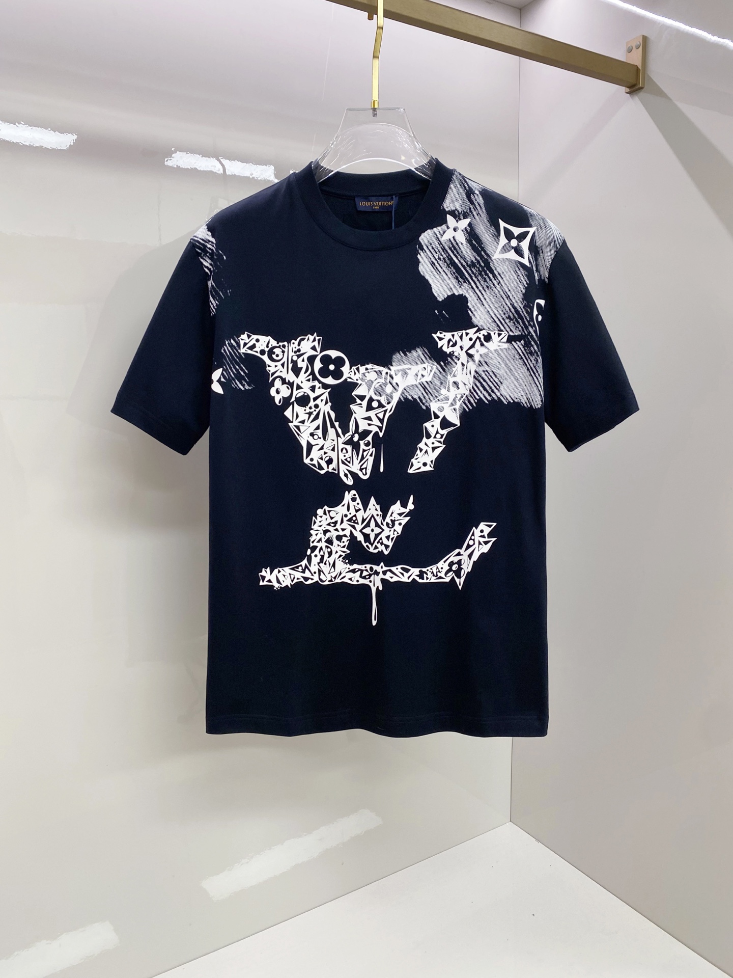 LV 2026ss 春夏新款首发专柜最新款短袖圆领T恤 高端订制 设计前卫时尚！品牌logo重工艺设计 