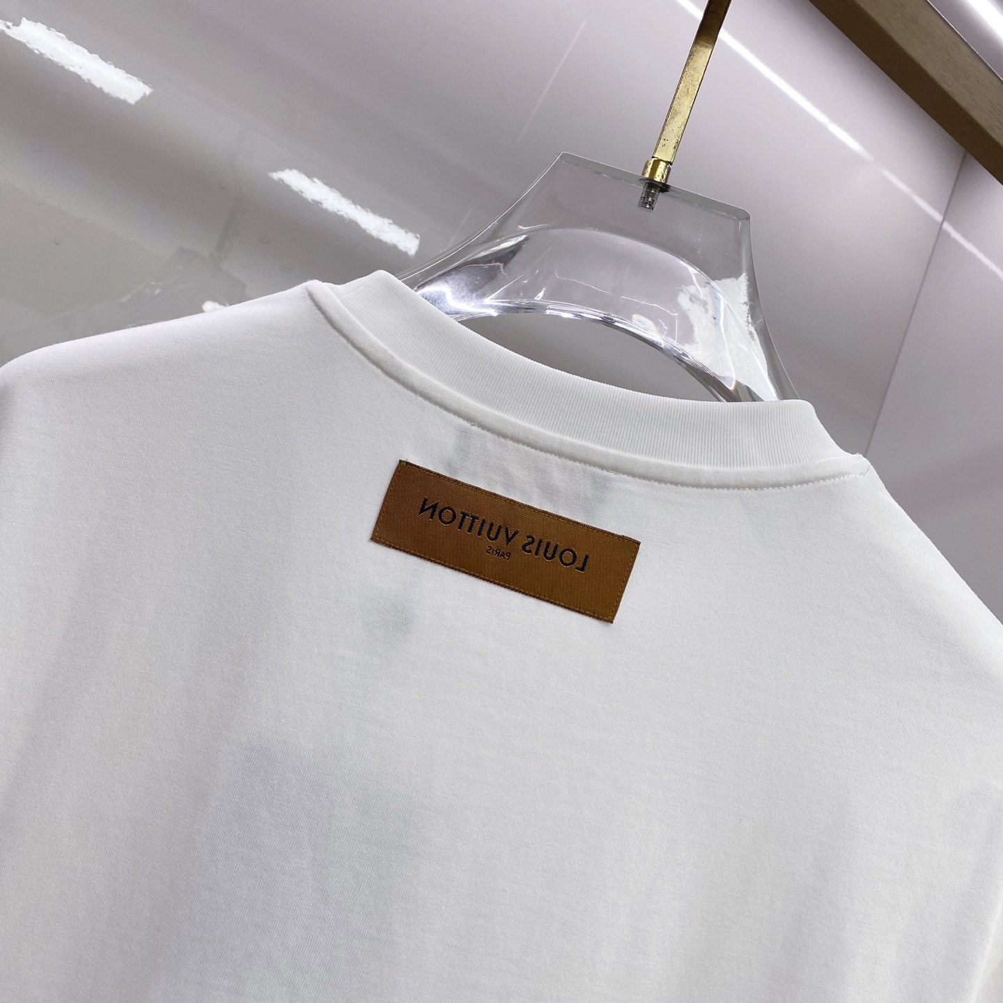 LV 2026ss 春夏新款首发专柜最新款短袖圆领T恤 高端订制 设计前卫时尚！品牌logo重工艺设计 