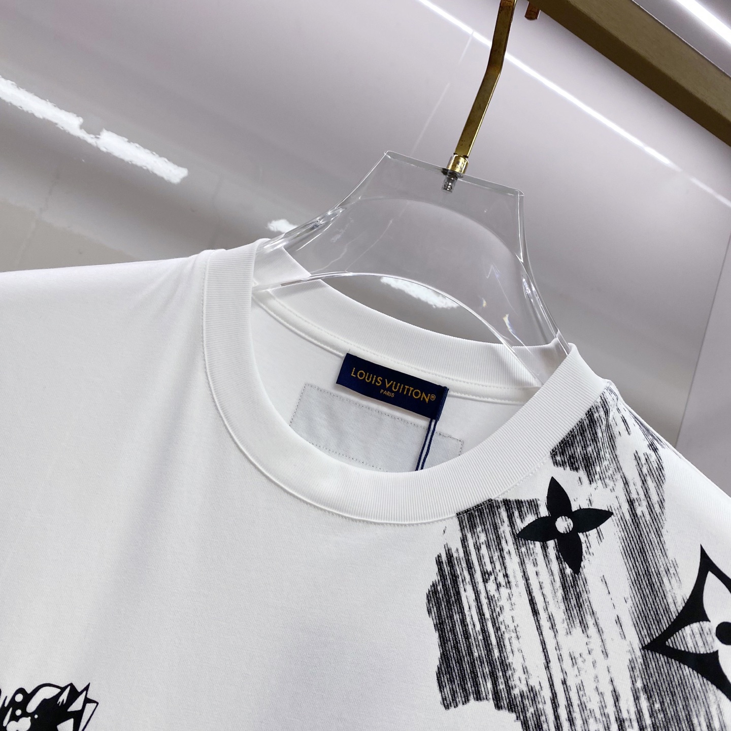 LV 2026ss 春夏新款首发专柜最新款短袖圆领T恤 高端订制 设计前卫时尚！品牌logo重工艺设计 
