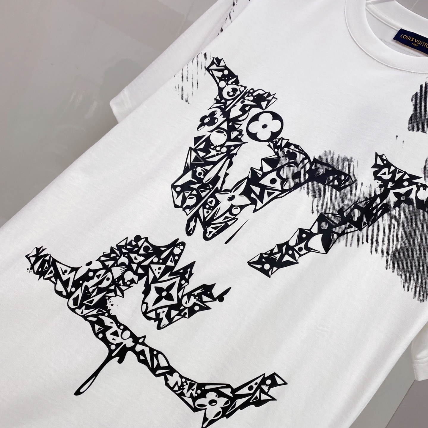 LV 2026ss 春夏新款首发专柜最新款短袖圆领T恤 高端订制 设计前卫时尚！品牌logo重工艺设计 