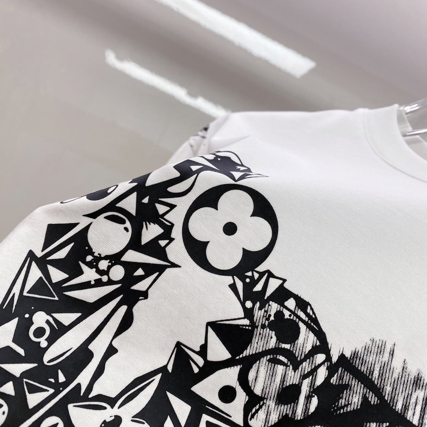 LV 2026ss 春夏新款首发专柜最新款短袖圆领T恤 高端订制 设计前卫时尚！品牌logo重工艺设计 