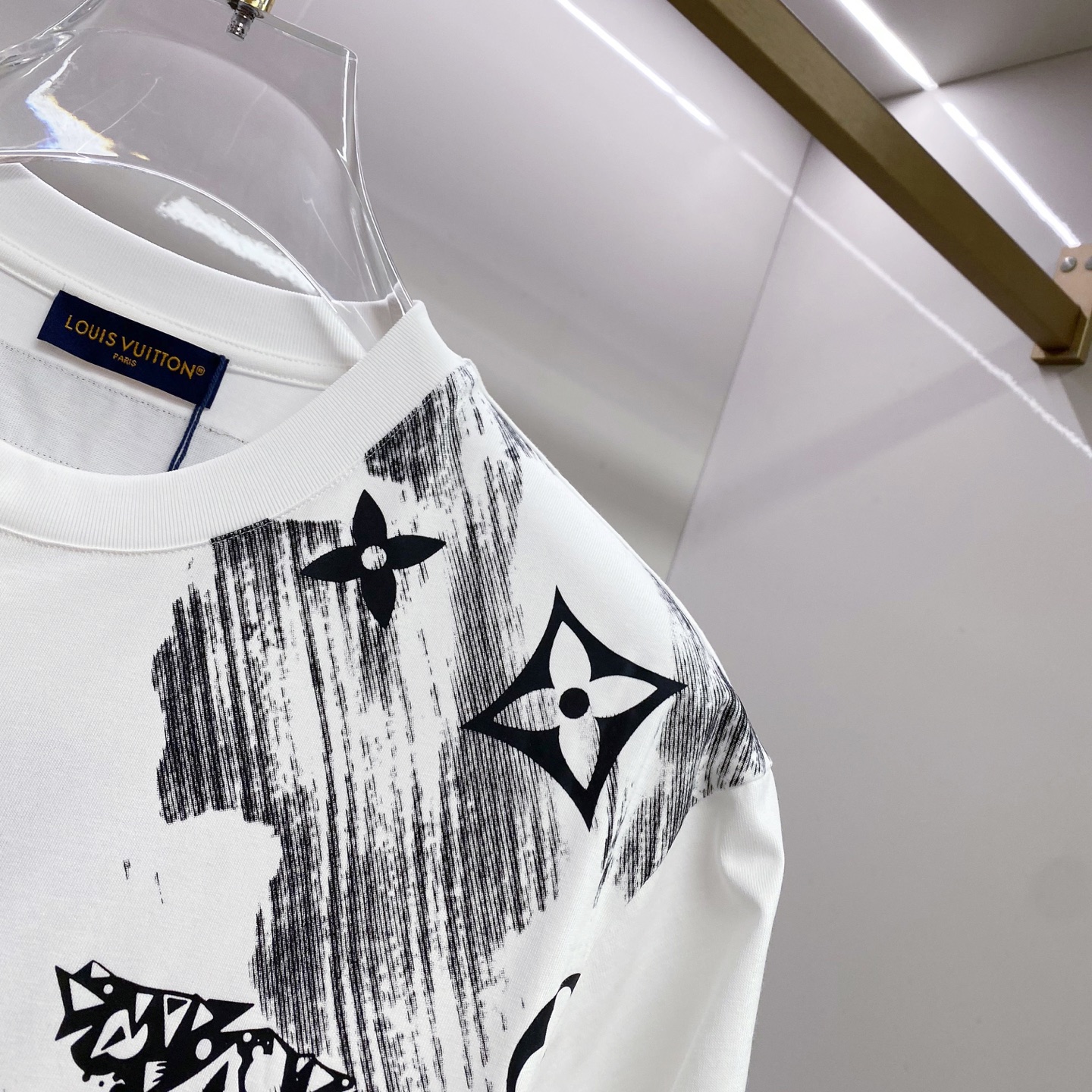 LV 2026ss 春夏新款首发专柜最新款短袖圆领T恤 高端订制 设计前卫时尚！品牌logo重工艺设计 