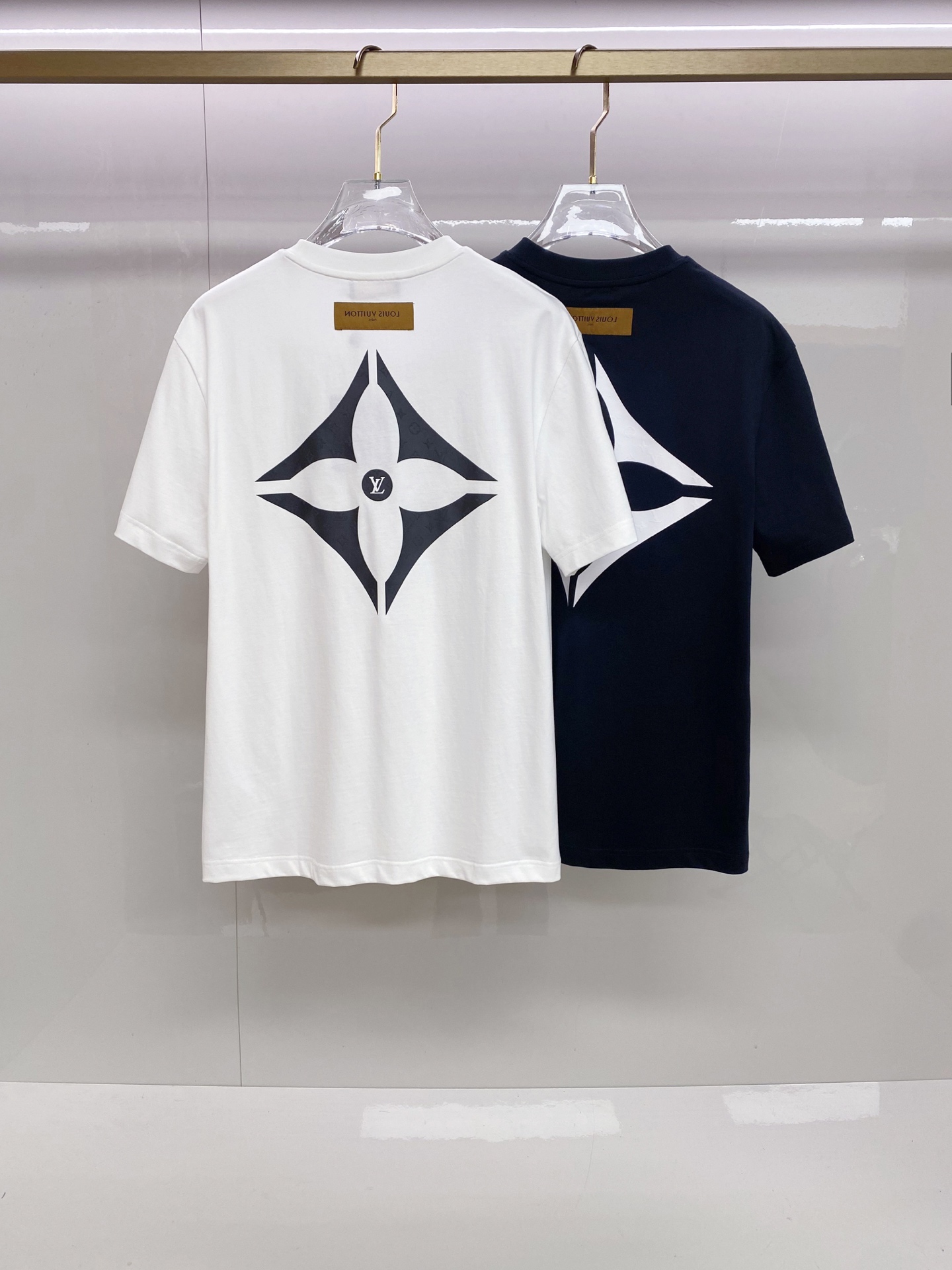 LV 2026ss 春夏新款首发专柜最新款短袖圆领T恤 高端订制 设计前卫时尚！品牌logo重工艺设计 
