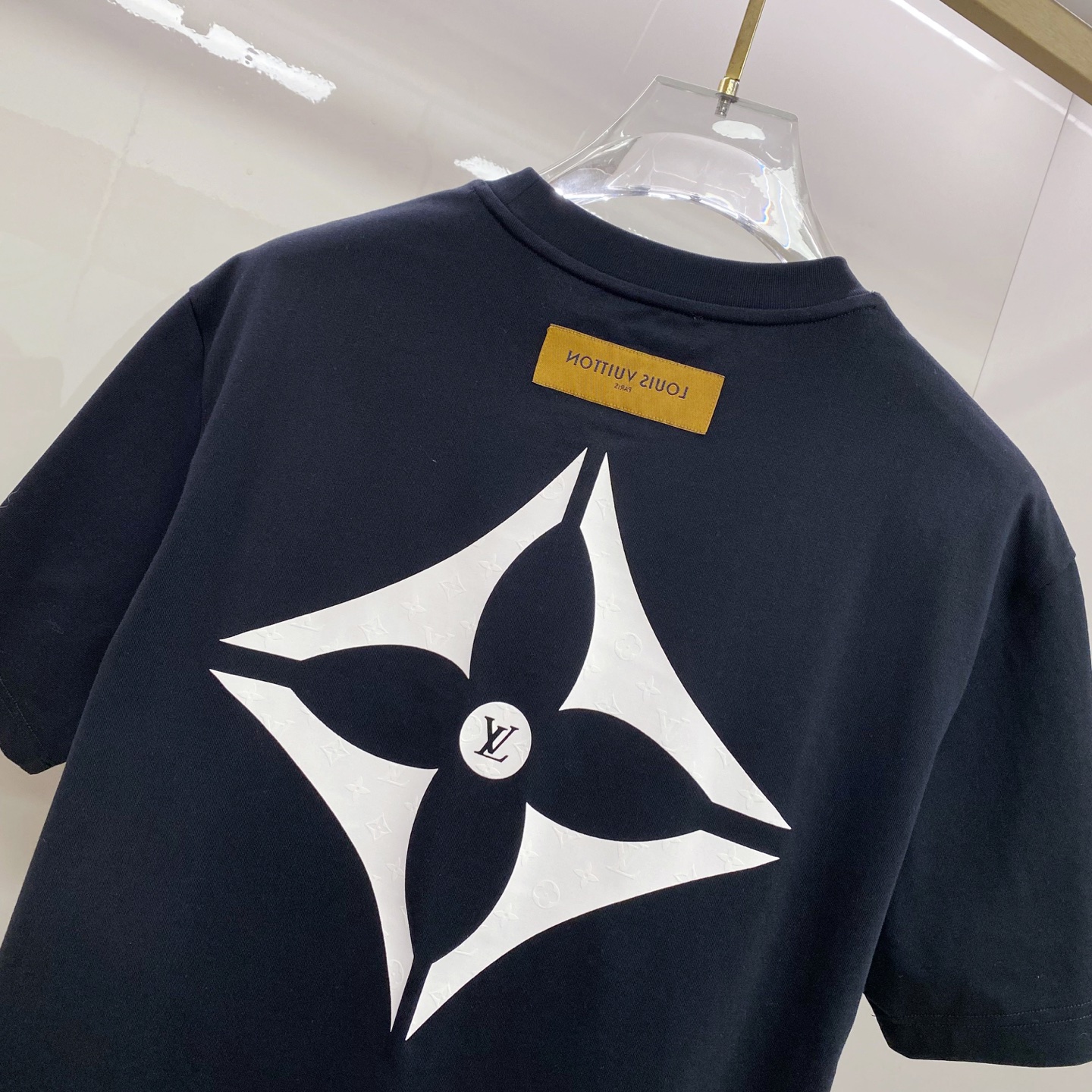 LV 2026ss 春夏新款首发专柜最新款短袖圆领T恤 高端订制 设计前卫时尚！品牌logo重工艺设计 