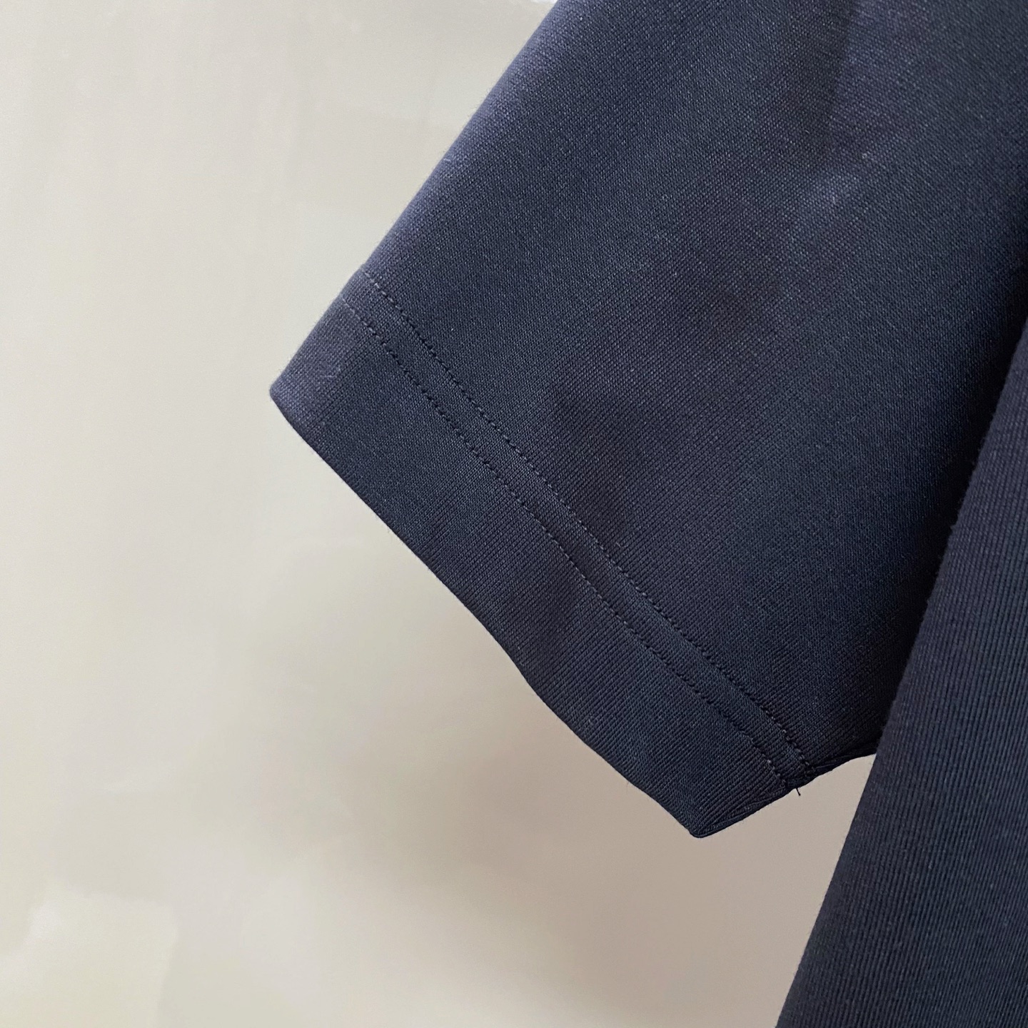 LV 2026ss 春夏新款首发专柜最新款短袖圆领T恤 高端订制 设计前卫时尚！品牌logo重工艺设计 