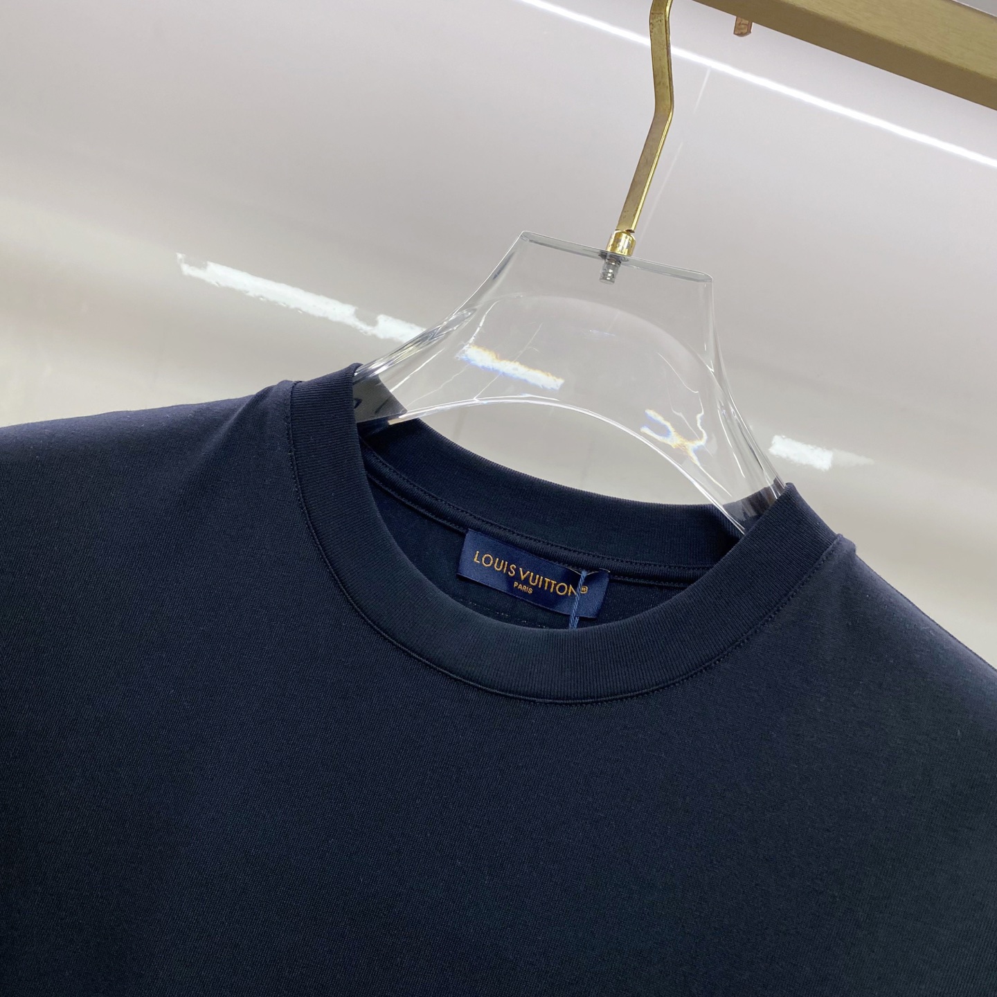 LV 2026ss 春夏新款首发专柜最新款短袖圆领T恤 高端订制 设计前卫时尚！品牌logo重工艺设计 