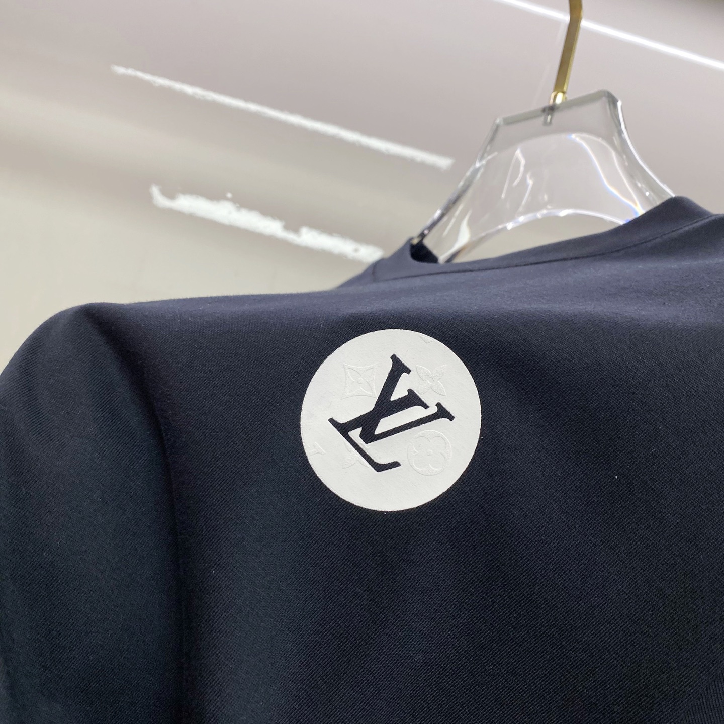 LV 2026ss 春夏新款首发专柜最新款短袖圆领T恤 高端订制 设计前卫时尚！品牌logo重工艺设计 