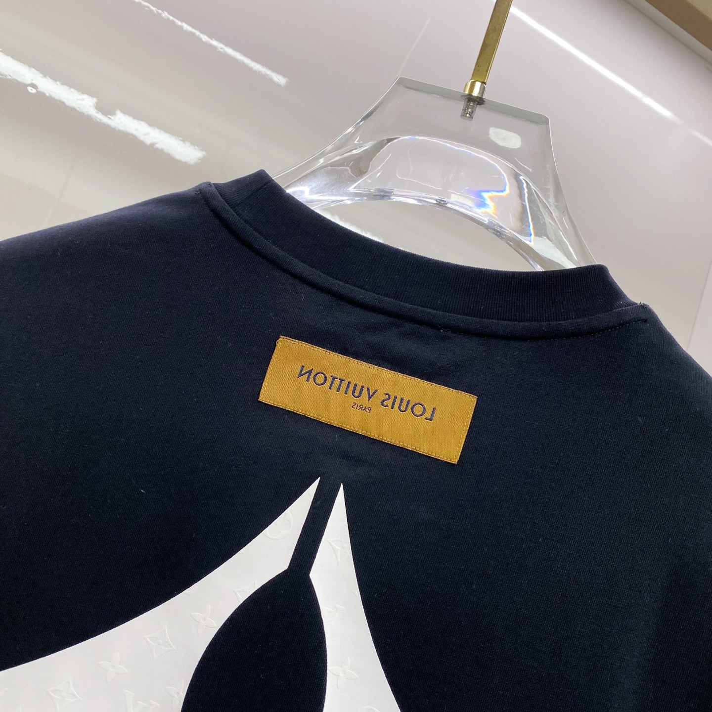 LV 2026ss 春夏新款首发专柜最新款短袖圆领T恤 高端订制 设计前卫时尚！品牌logo重工艺设计 