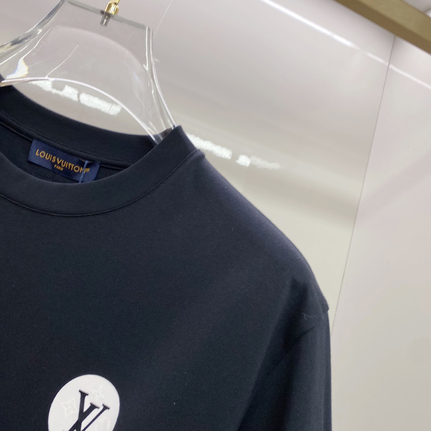 LV 2026ss 春夏新款首发专柜最新款短袖圆领T恤 高端订制 设计前卫时尚！品牌logo重工艺设计 