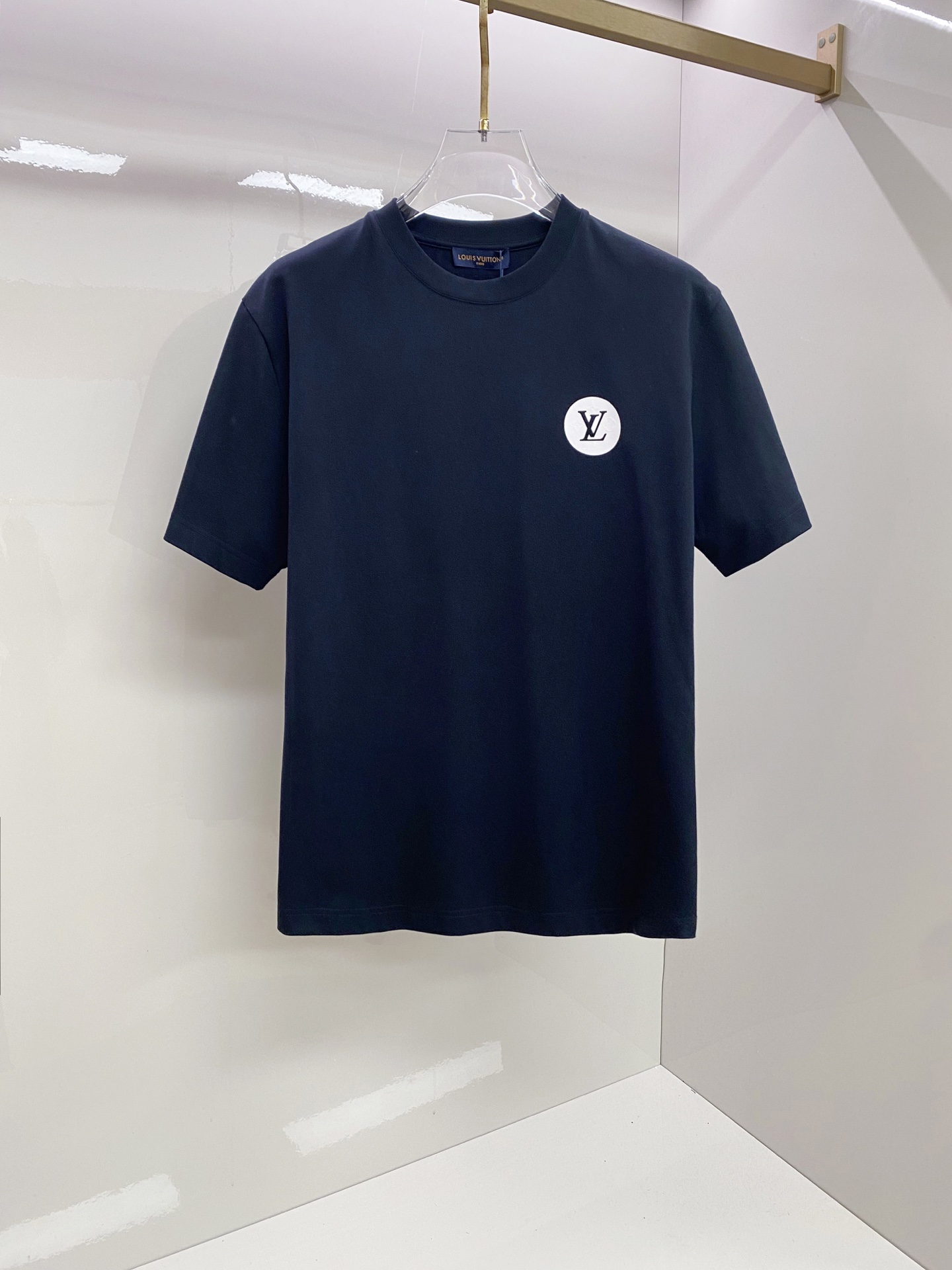 LV 2026ss 春夏新款首发专柜最新款短袖圆领T恤 高端订制 设计前卫时尚！品牌logo重工艺设计 