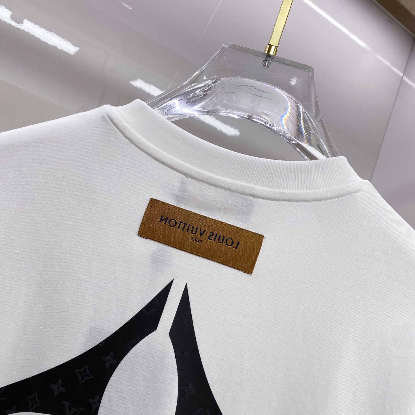 LV 2026ss 春夏新款首发专柜最新款短袖圆领T恤 高端订制 设计前卫时尚！品牌logo重工艺设计 