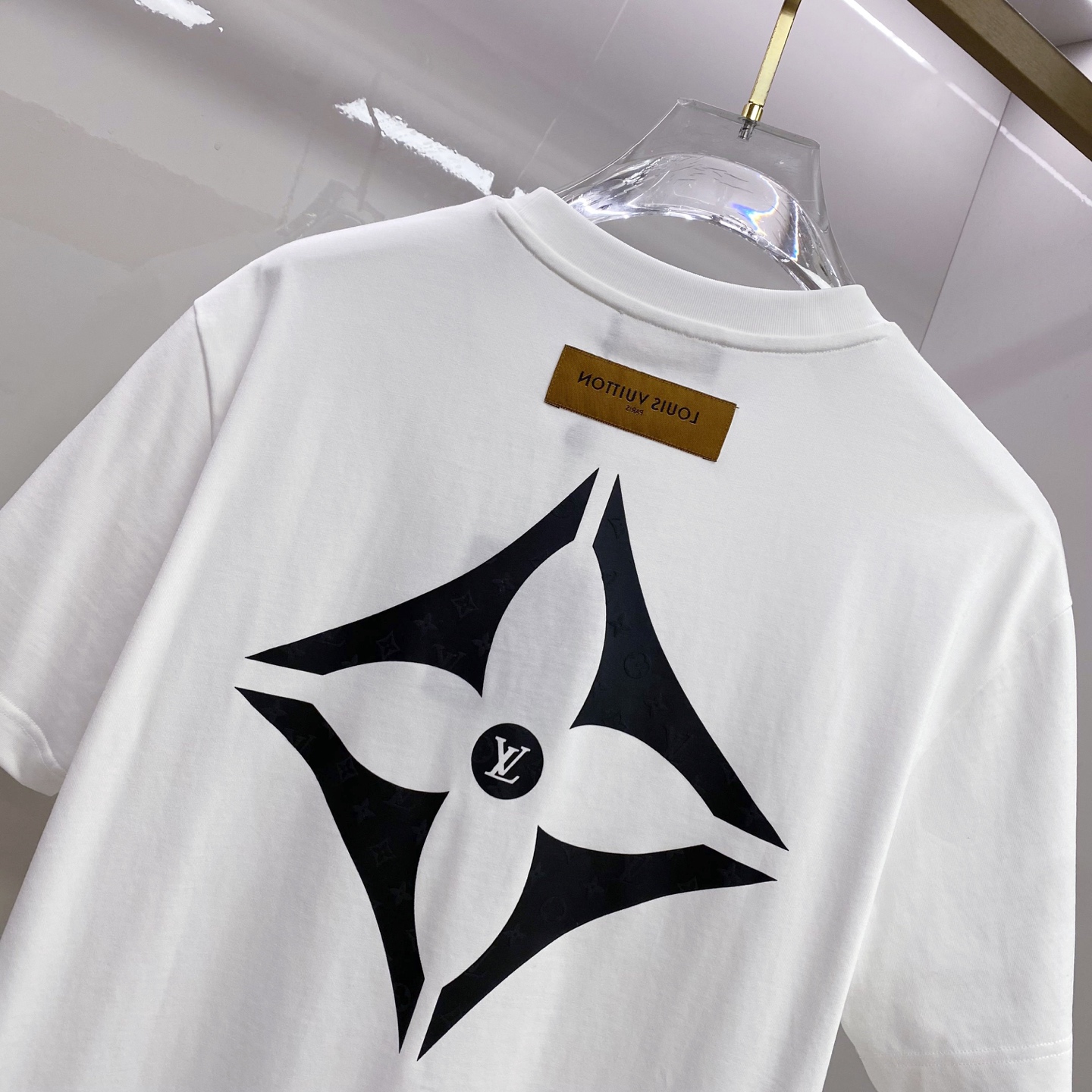 LV 2026ss 春夏新款首发专柜最新款短袖圆领T恤 高端订制 设计前卫时尚！品牌logo重工艺设计 