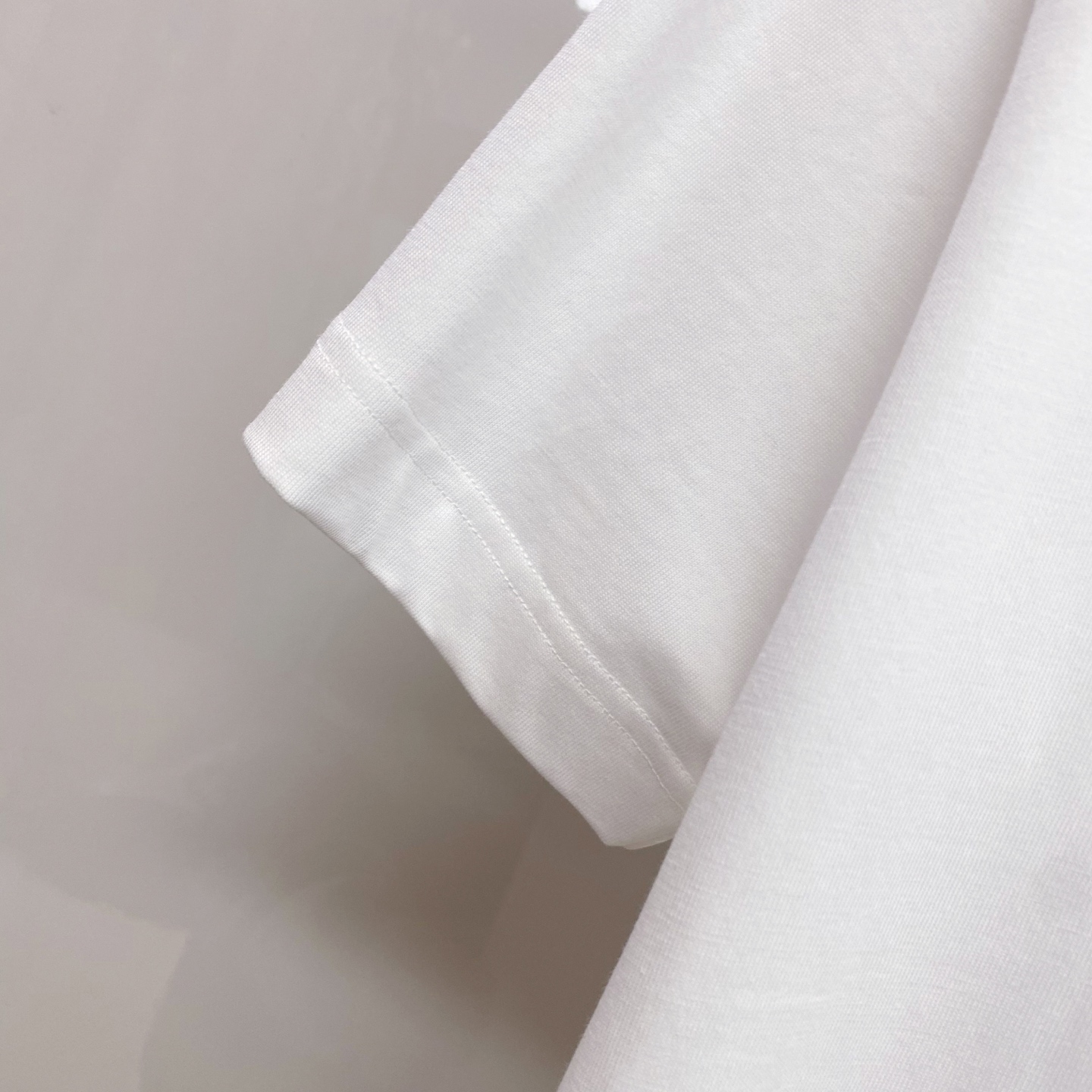 LV 2026ss 春夏新款首发专柜最新款短袖圆领T恤 高端订制 设计前卫时尚！品牌logo重工艺设计 