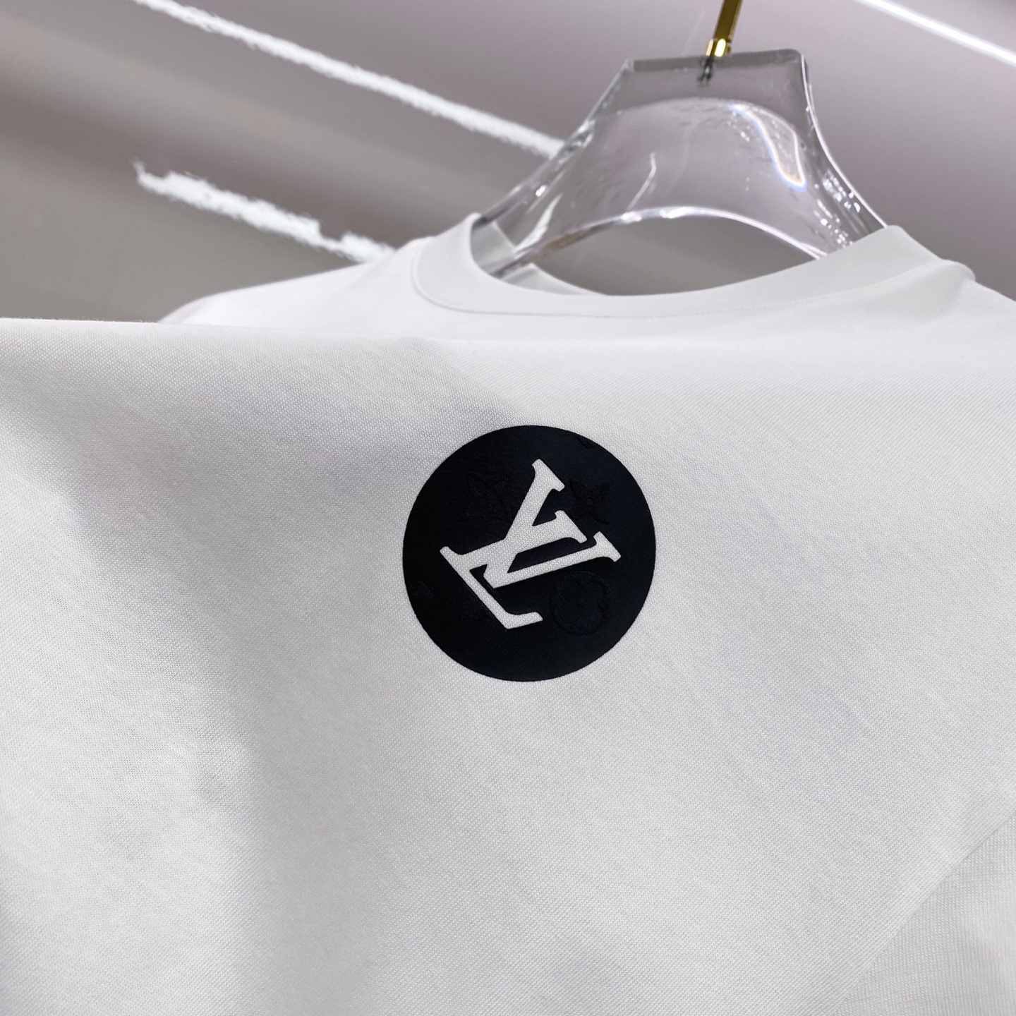 LV 2026ss 春夏新款首发专柜最新款短袖圆领T恤 高端订制 设计前卫时尚！品牌logo重工艺设计 