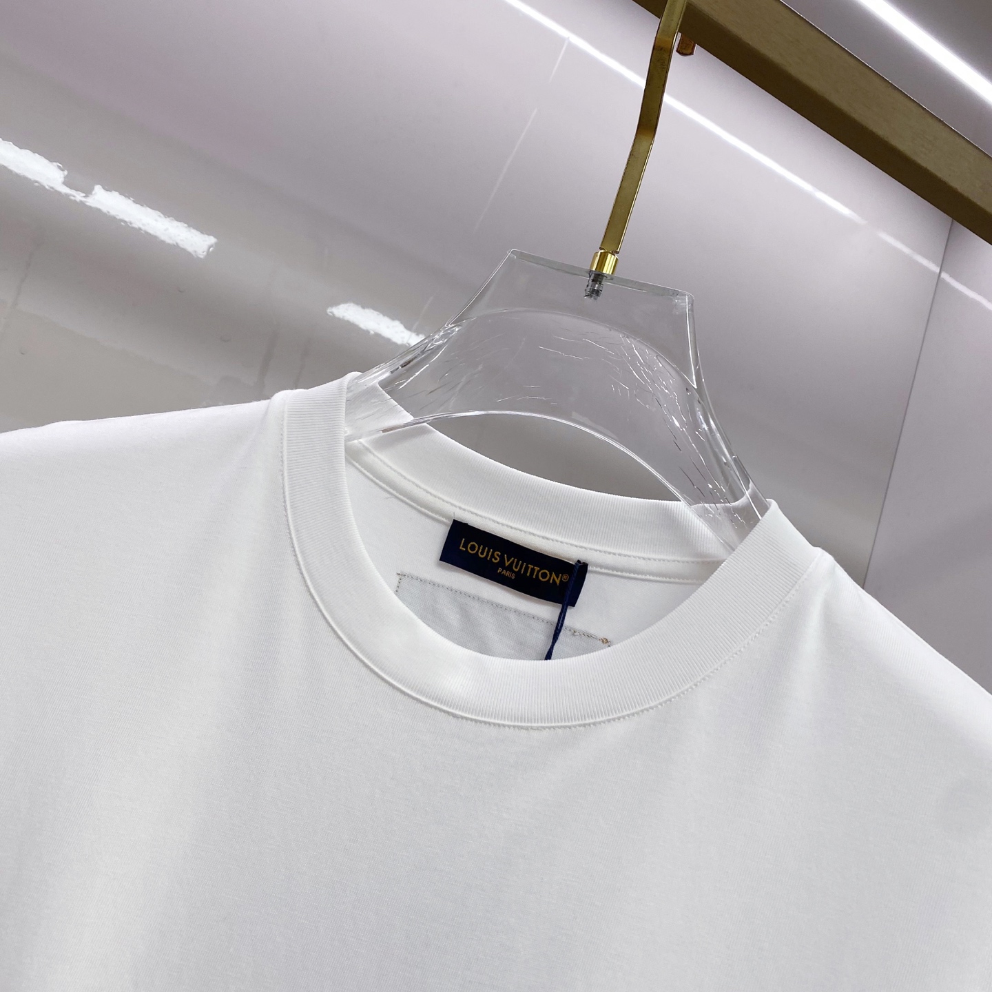 LV 2026ss 春夏新款首发专柜最新款短袖圆领T恤 高端订制 设计前卫时尚！品牌logo重工艺设计 