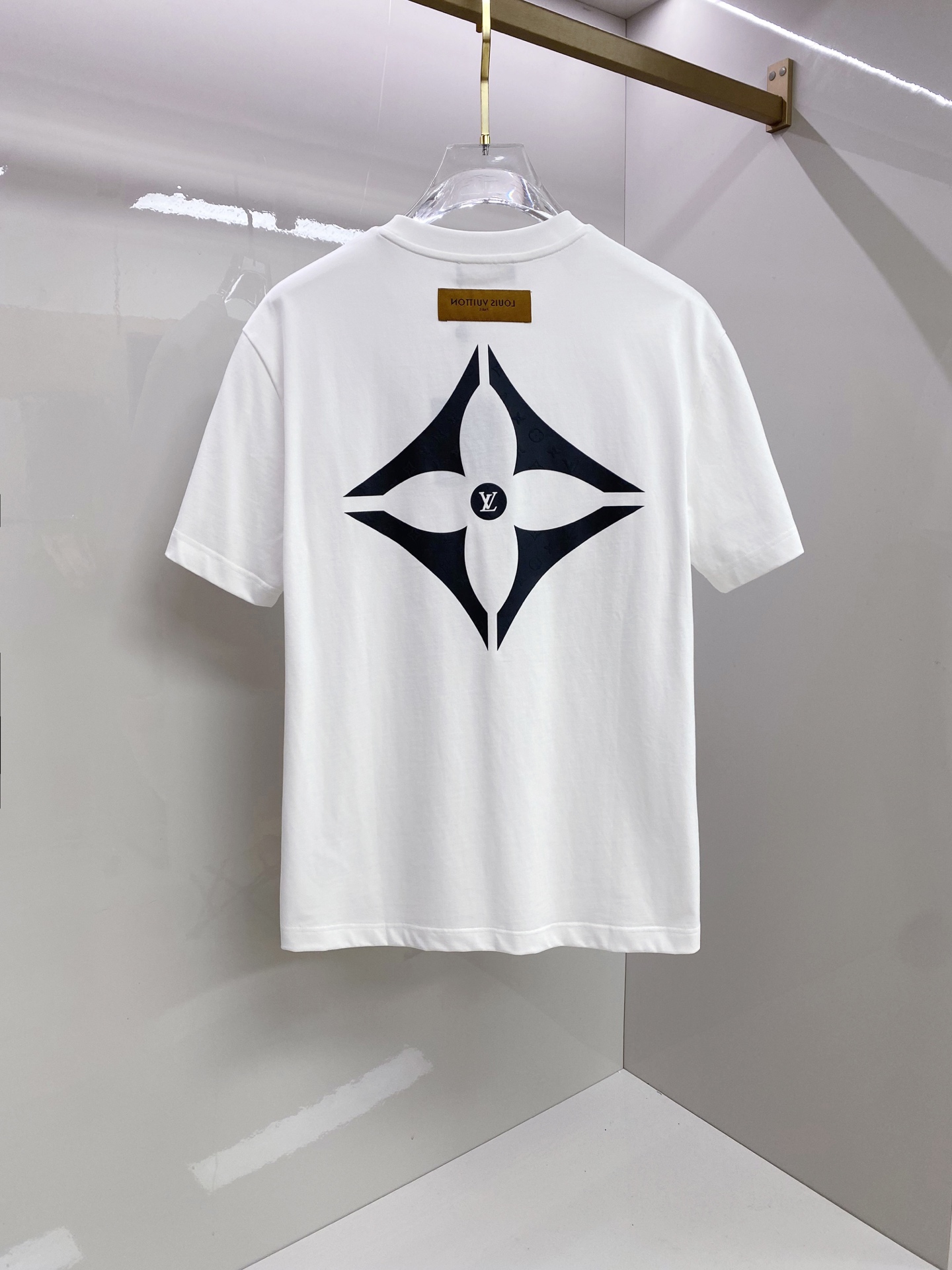 LV 2026ss 春夏新款首发专柜最新款短袖圆领T恤 高端订制 设计前卫时尚！品牌logo重工艺设计 