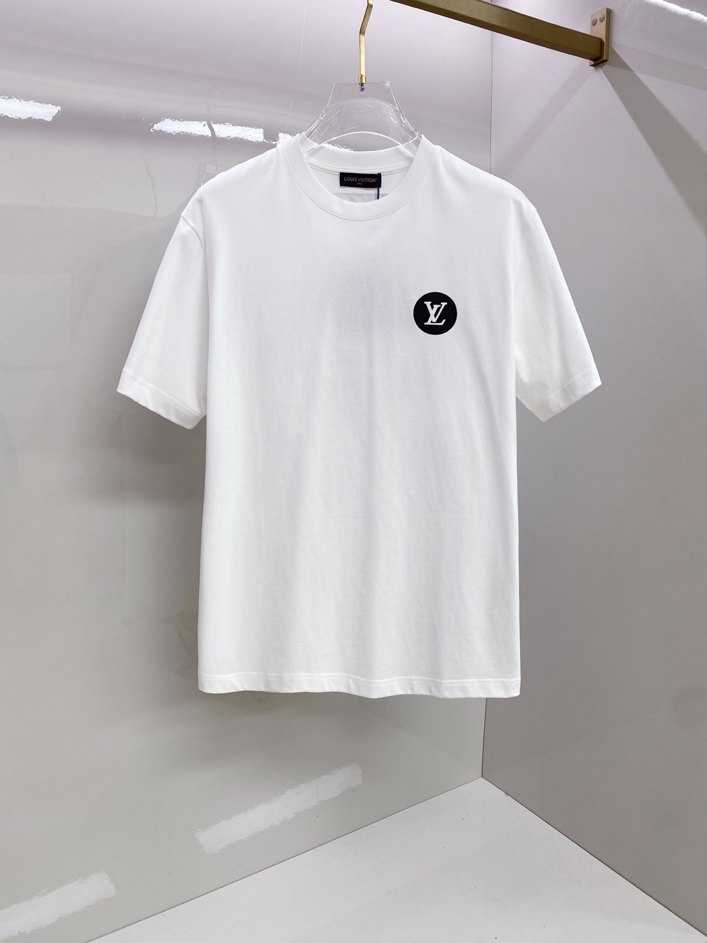 LV 2026ss 春夏新款首发专柜最新款短袖圆领T恤 高端订制 设计前卫时尚！品牌logo重工艺设计 
