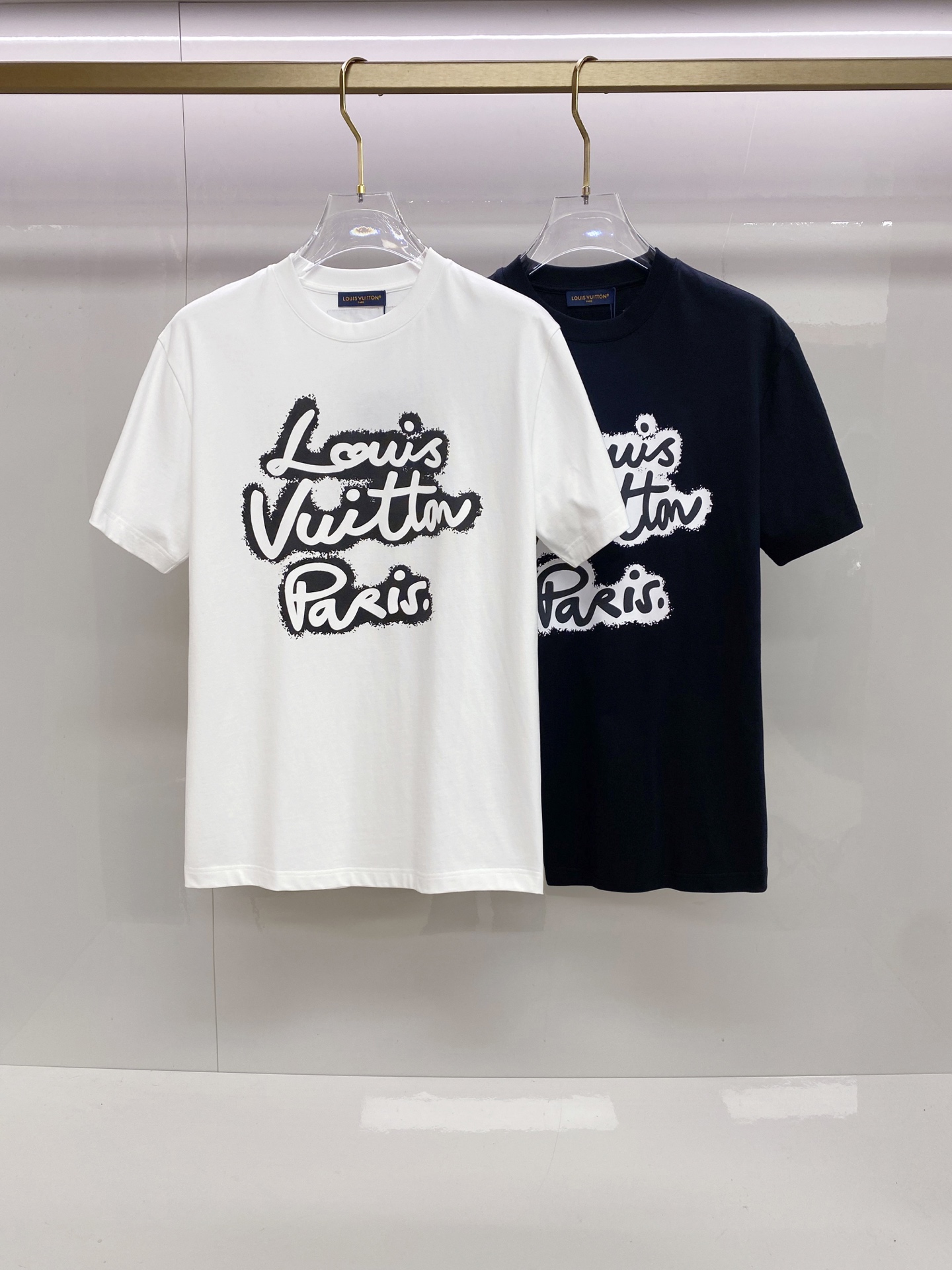 LV 2026ss 春夏新款首发专柜最新款短袖圆领T恤 高端订制 设计前卫时尚！品牌logo重工艺设计 
