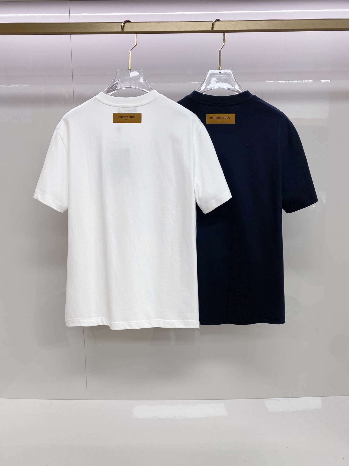 LV 2026ss 春夏新款首发专柜最新款短袖圆领T恤 高端订制 设计前卫时尚！品牌logo重工艺设计 