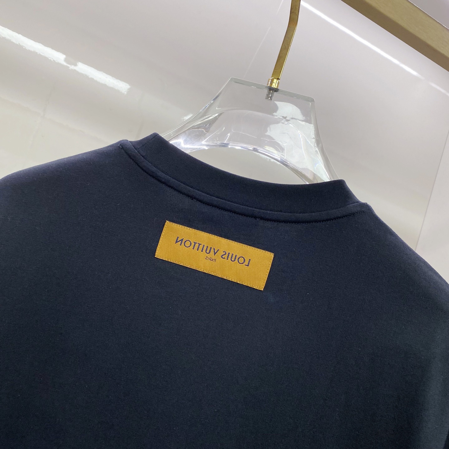 LV 2026ss 春夏新款首发专柜最新款短袖圆领T恤 高端订制 设计前卫时尚！品牌logo重工艺设计 