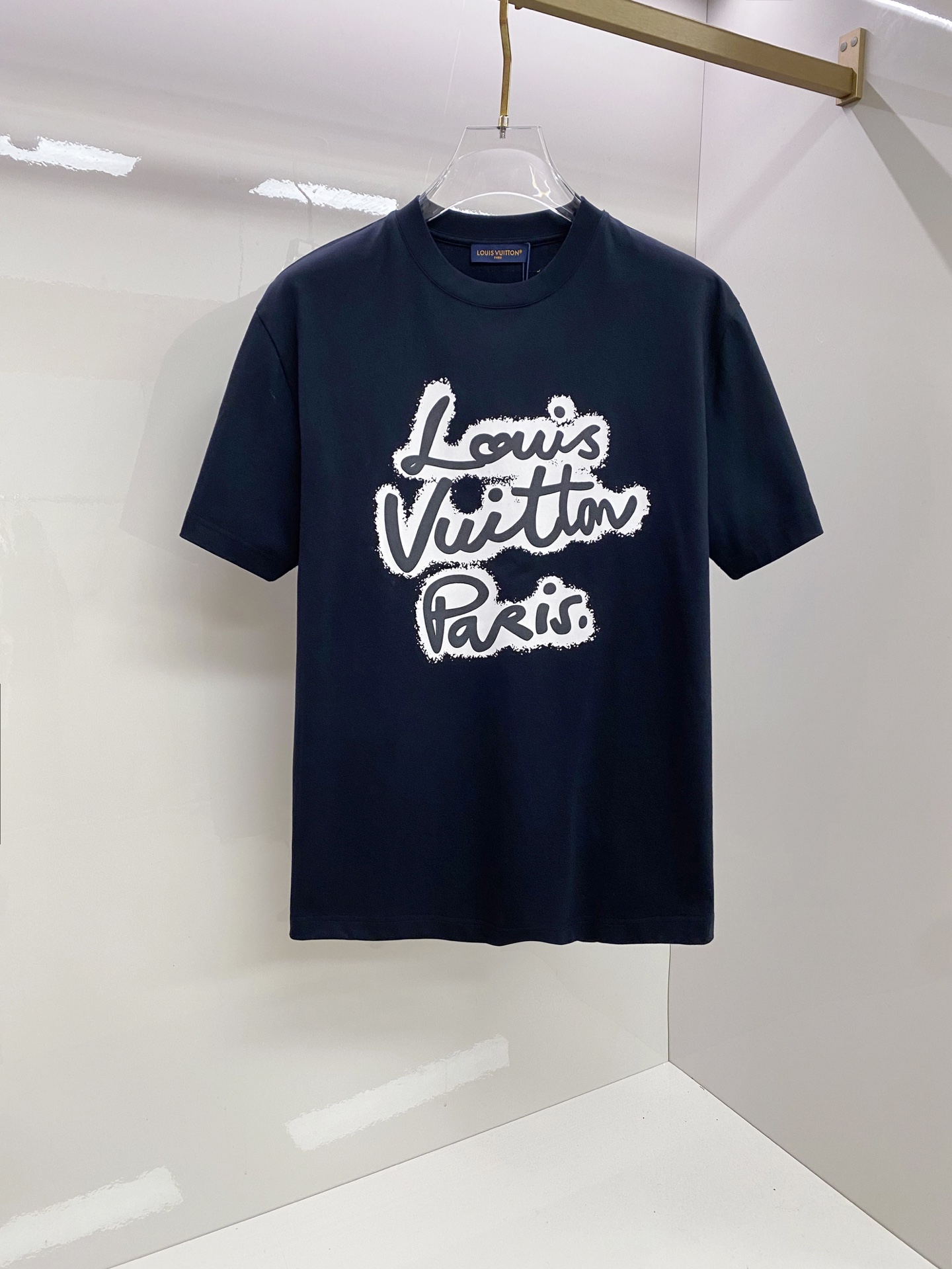 LV 2026ss 春夏新款首发专柜最新款短袖圆领T恤 高端订制 设计前卫时尚！品牌logo重工艺设计 