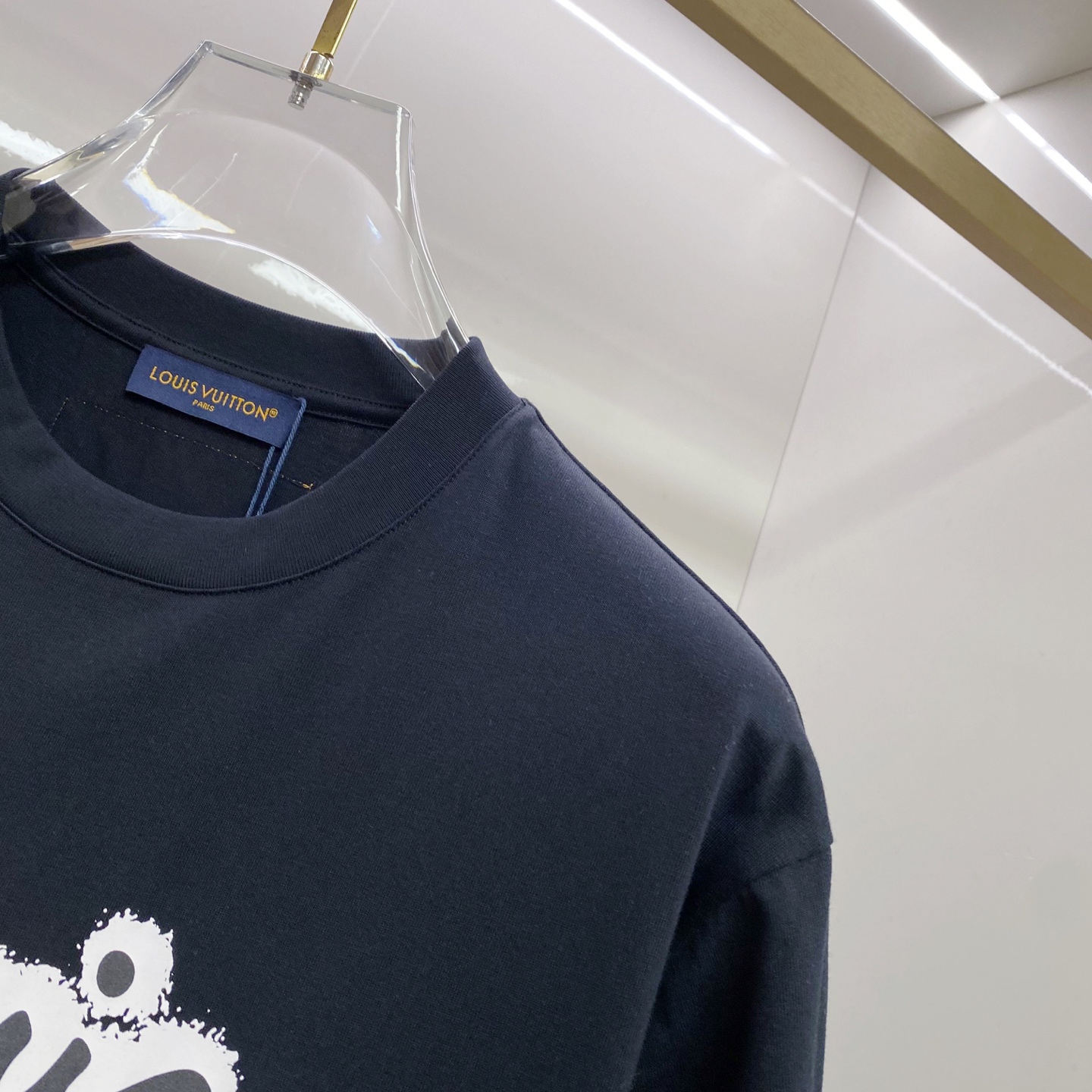 LV 2026ss 春夏新款首发专柜最新款短袖圆领T恤 高端订制 设计前卫时尚！品牌logo重工艺设计 