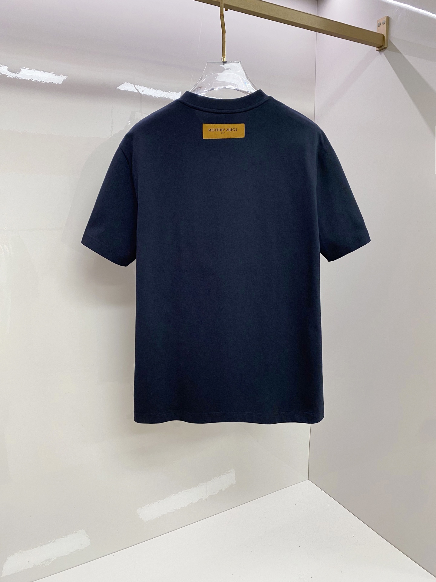 LV 2026ss 春夏新款首发专柜最新款短袖圆领T恤 高端订制 设计前卫时尚！品牌logo重工艺设计 