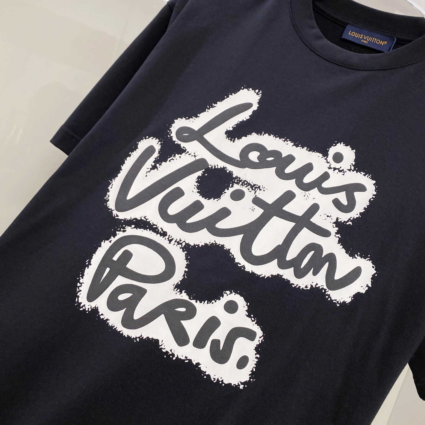 LV 2026ss 春夏新款首发专柜最新款短袖圆领T恤 高端订制 设计前卫时尚！品牌logo重工艺设计 