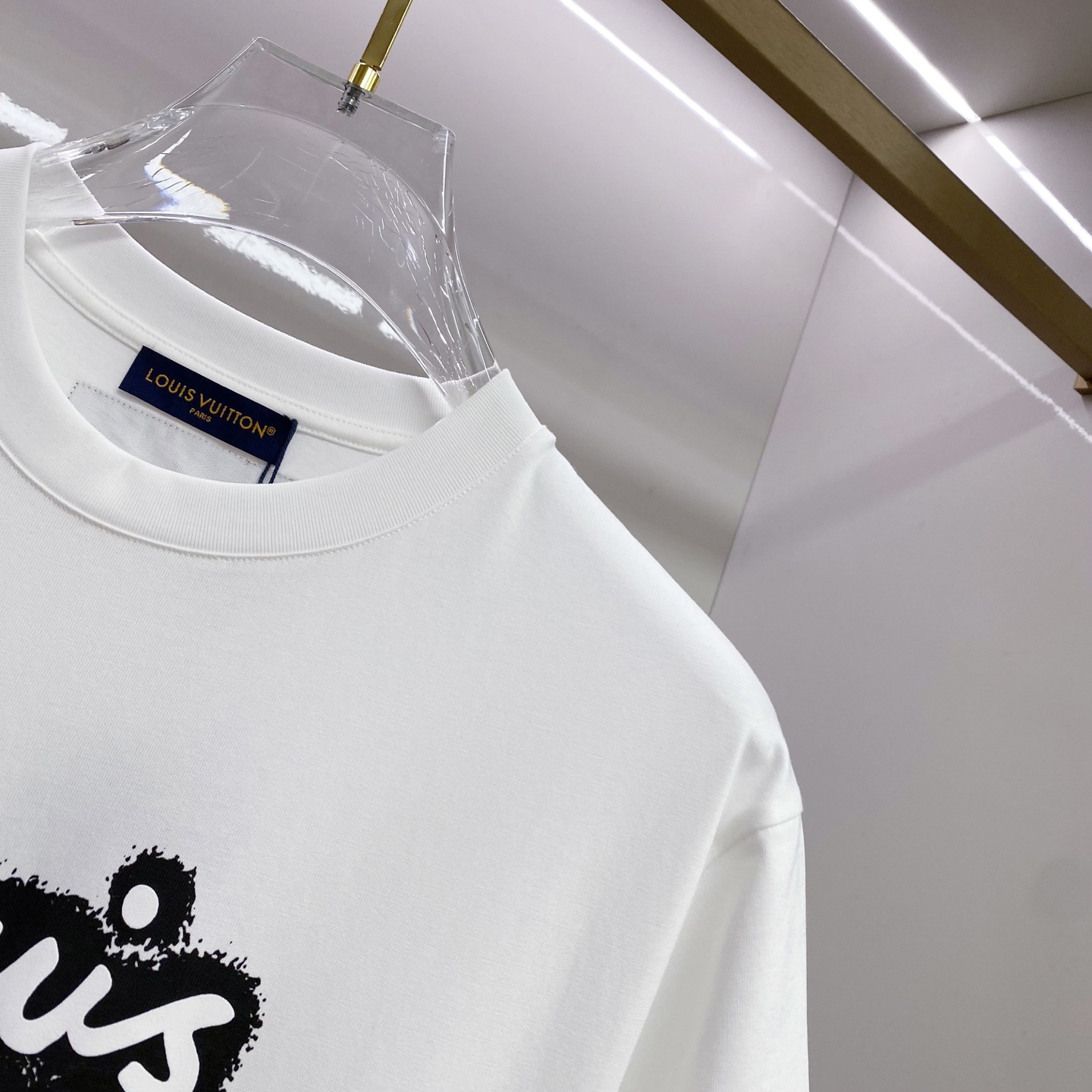 LV 2026ss 春夏新款首发专柜最新款短袖圆领T恤 高端订制 设计前卫时尚！品牌logo重工艺设计 