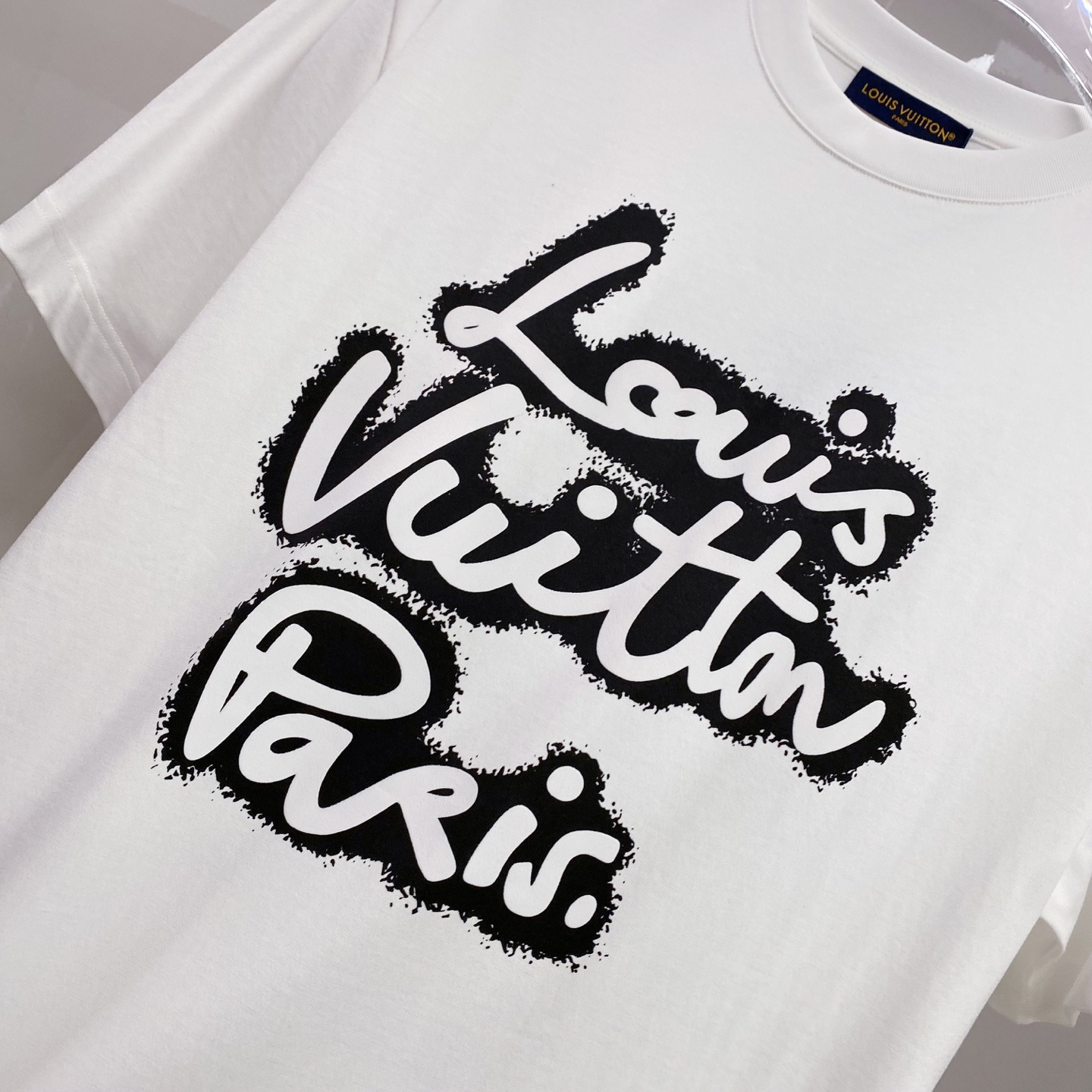 LV 2026ss 春夏新款首发专柜最新款短袖圆领T恤 高端订制 设计前卫时尚！品牌logo重工艺设计 