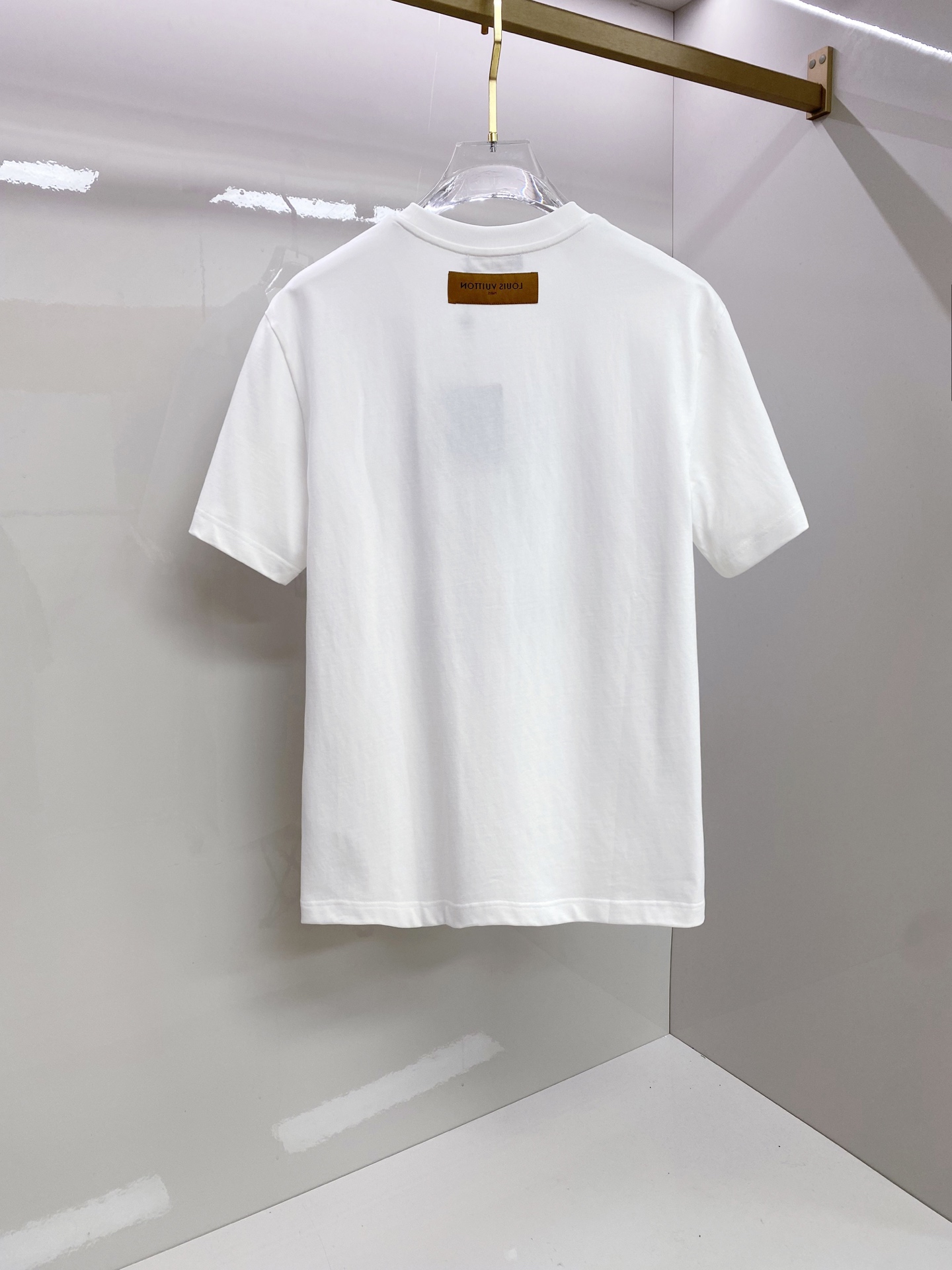 LV 2026ss 春夏新款首发专柜最新款短袖圆领T恤 高端订制 设计前卫时尚！品牌logo重工艺设计 