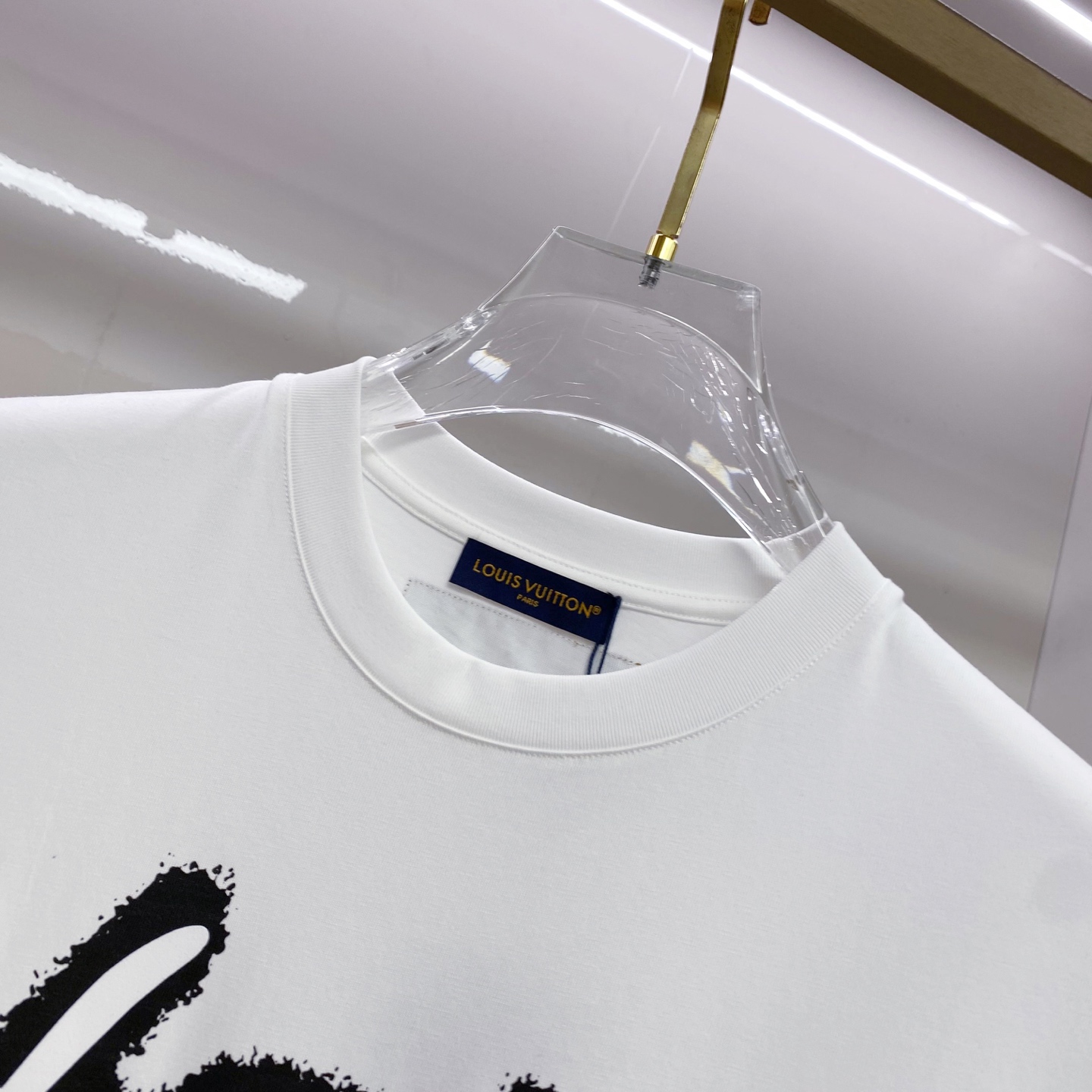 LV 2026ss 春夏新款首发专柜最新款短袖圆领T恤 高端订制 设计前卫时尚！品牌logo重工艺设计 