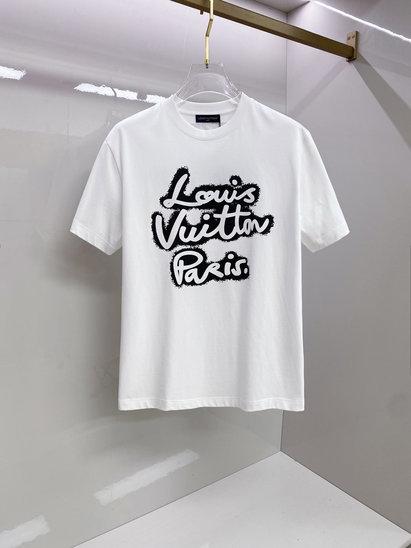 LV 2026ss 春夏新款首发专柜最新款短袖圆领T恤 高端订制 设计前卫时尚！品牌logo重工艺设计 