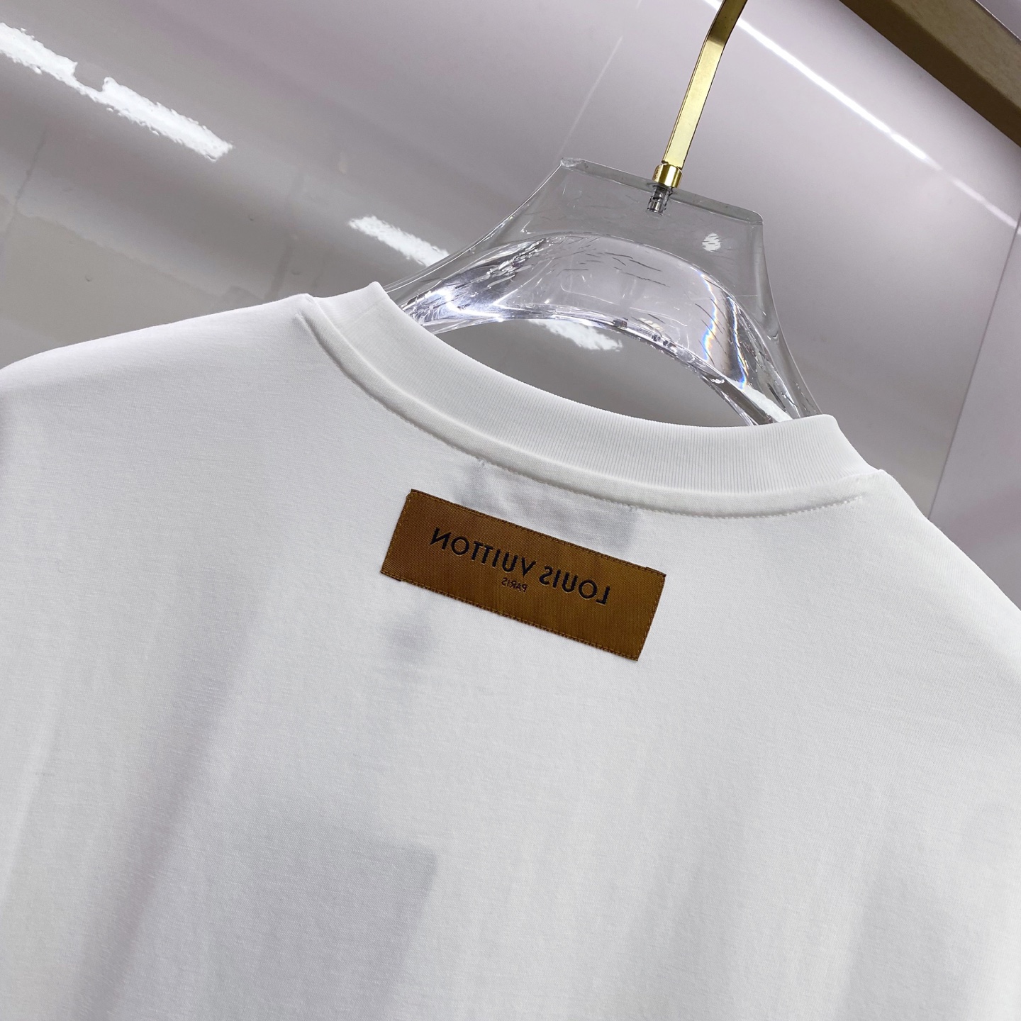 LV 2026ss 春夏新款首发专柜最新款短袖圆领T恤 高端订制 设计前卫时尚！品牌logo重工艺设计 