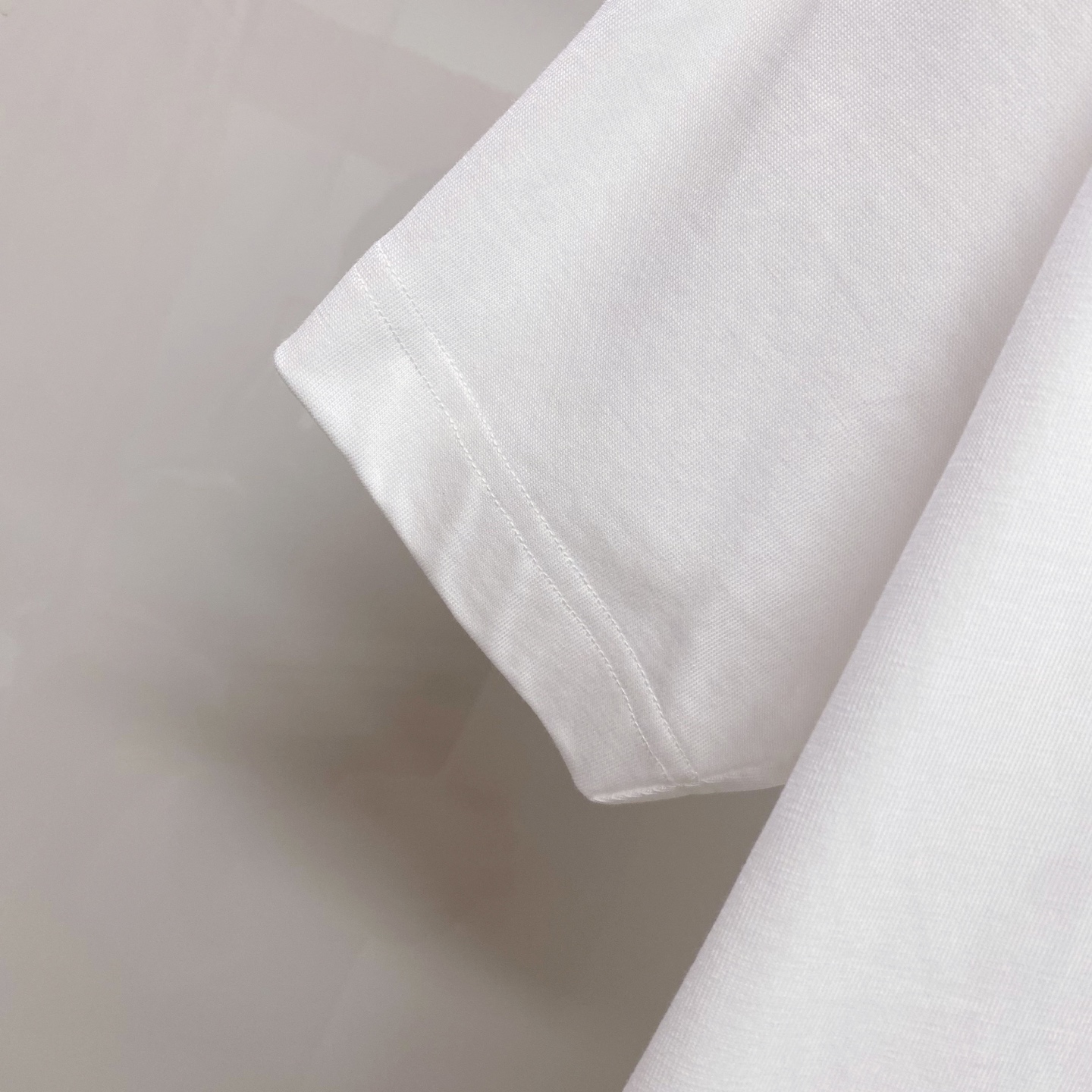 LV 2026ss 春夏新款首发专柜最新款短袖圆领T恤 高端订制 设计前卫时尚！品牌logo重工艺设计 