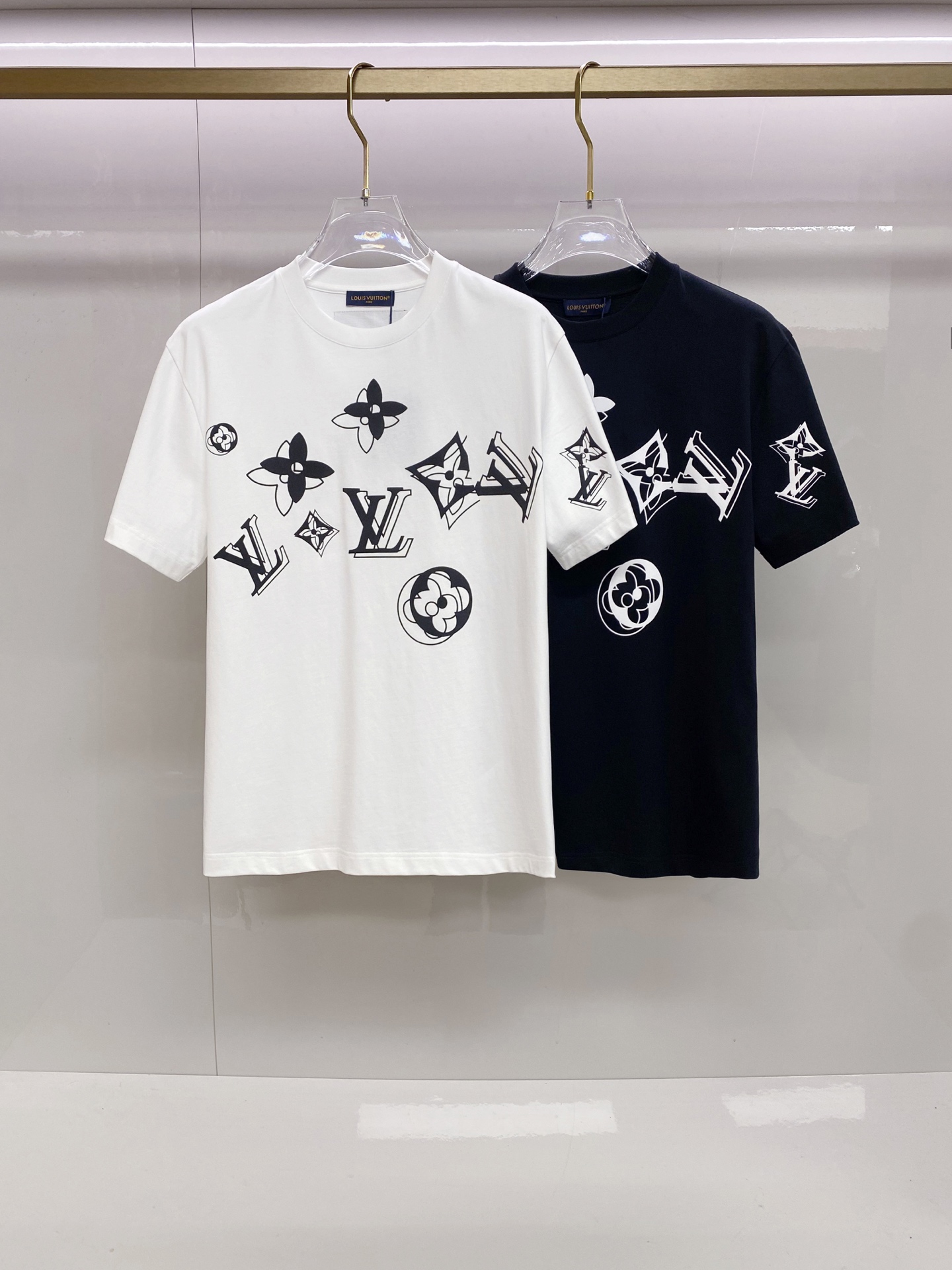 LV 2026ss 春夏新款首发专柜最新款短袖圆领T恤 高端订制 设计前卫时尚！品牌logo重工艺设计 