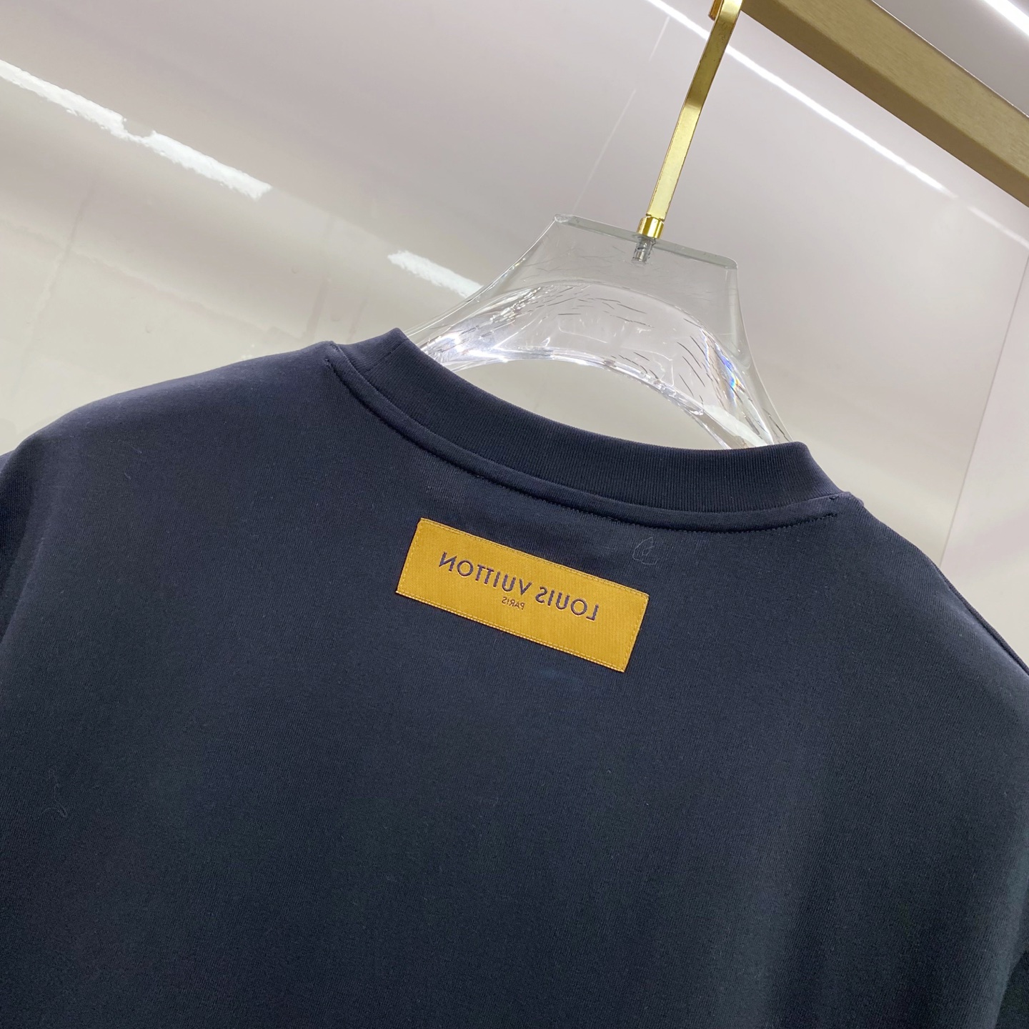 LV 2026ss 春夏新款首发专柜最新款短袖圆领T恤 高端订制 设计前卫时尚！品牌logo重工艺设计 