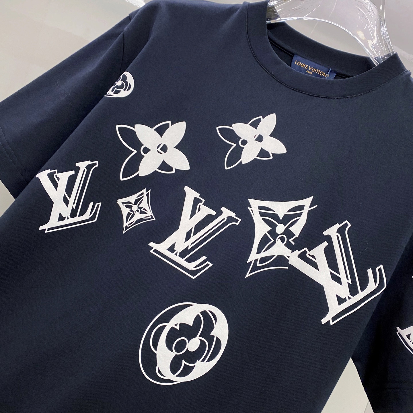 LV 2026ss 春夏新款首发专柜最新款短袖圆领T恤 高端订制 设计前卫时尚！品牌logo重工艺设计 